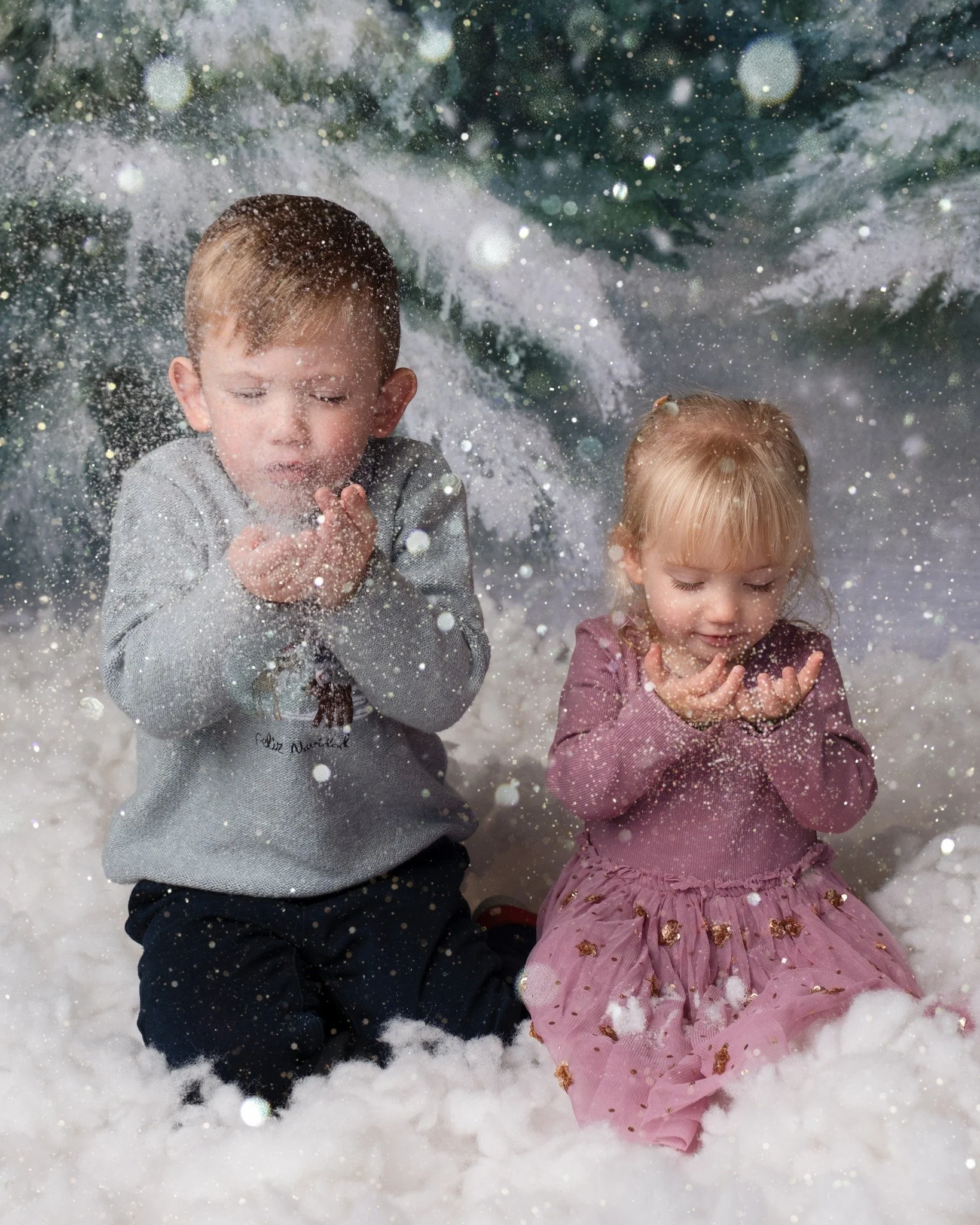 This gorgeous girl has been building her confidence with me every session she has and with the encouragement from her big brother we had the best time for their Christmas mini...plus, just look at those gorgeous big blue eyes! 😍

I couldn't resist s