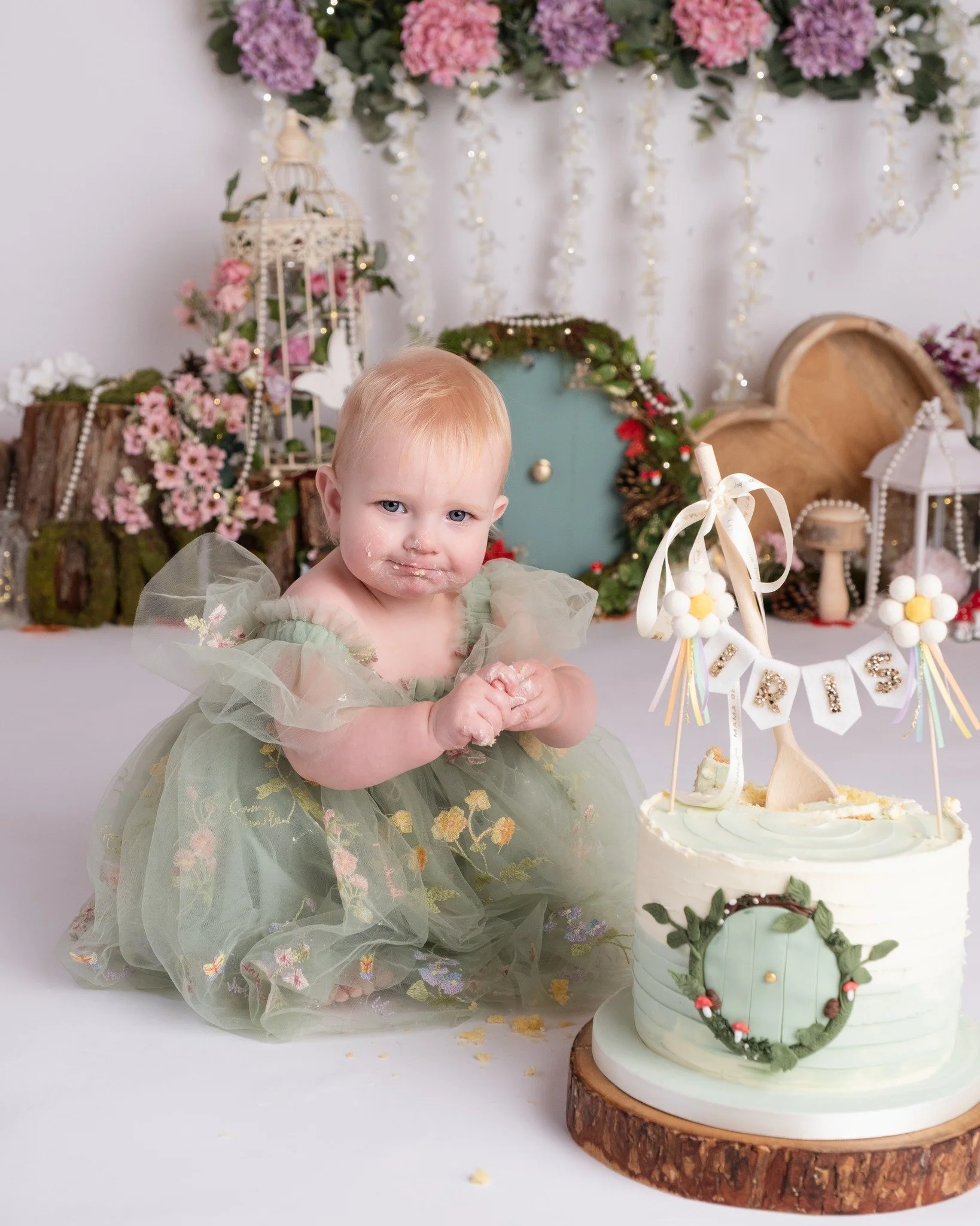 🌸 I R I S 🌸

Happy 1st birthday Iris! I love it when families choose to spend their little ones' birthdays with me, it's such a good way of celebrating their milestone birthday!

It was so much fun creating such a unique set for this special girl f