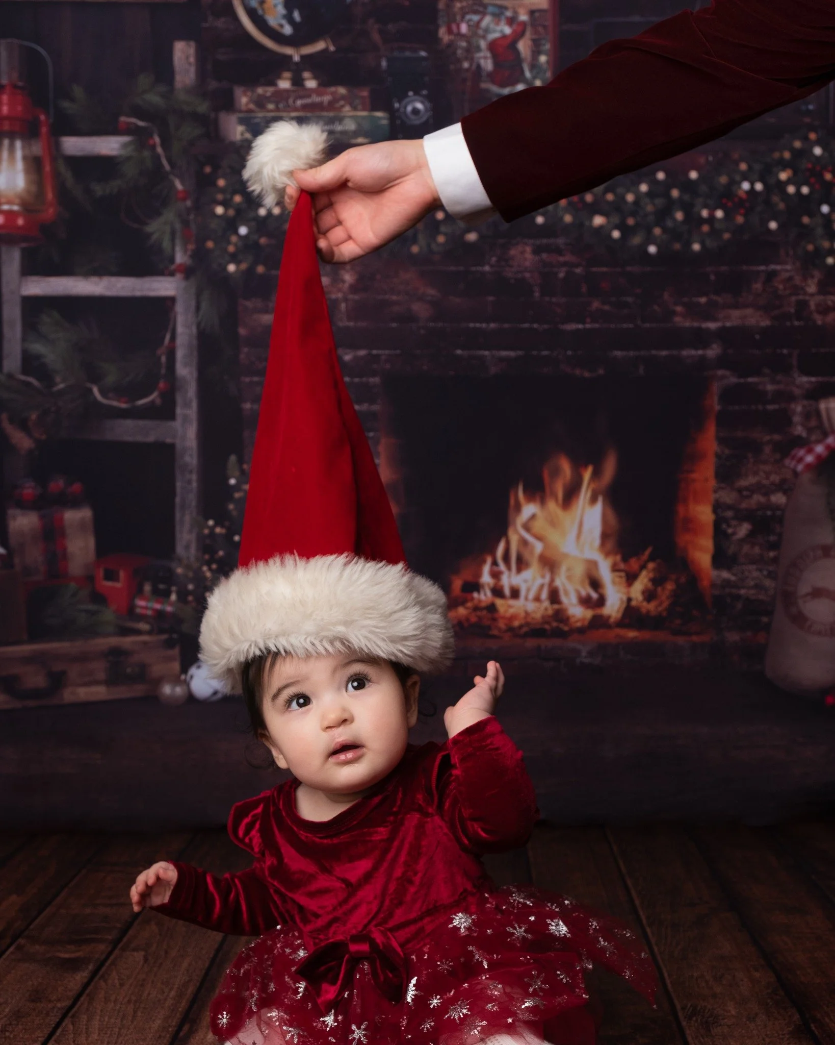 I've always loved the dark and moody vibe of my The Night Before Christmas sessions but the colour coordination and stunning outfit choices from this beautiful family bring it all together so perfectly 😍

This sweet girl has the most beautiful eyes 