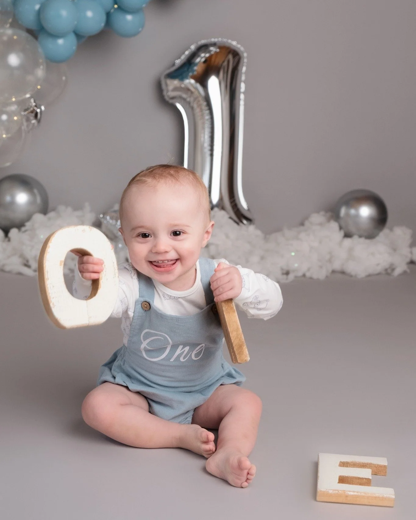 This smiley boy was absolutely gorgeous for his cake smash just before Christmas. I love it when my singing and strange noises result in gummy smiles! 

The theme was a Twinkle Twinkle Little Star theme and I loved creating this balloon garland and d