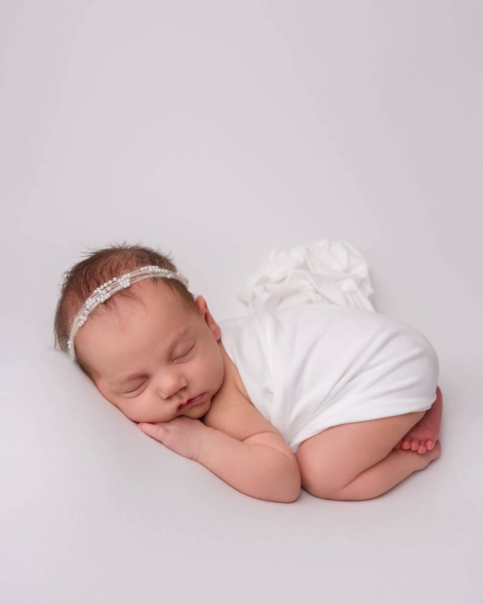 Keeping things beautifully simple during today's newborn session and doesn't she look absolutely gorgeous 🥹 This little babe was born 4 weeks early so was just over 6 weeks for her session today which meant a great mix of sleepy and awake photos 💕
