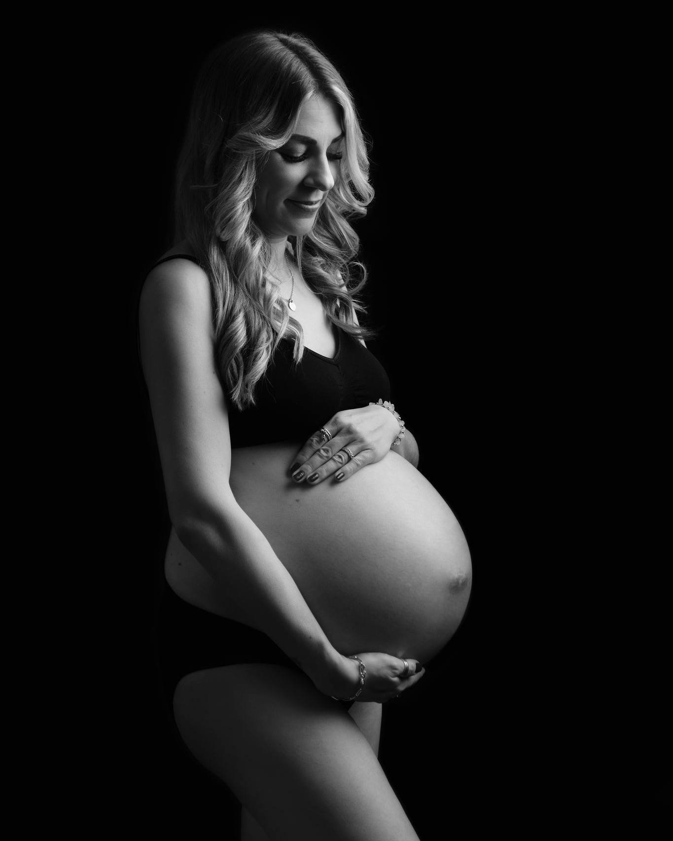 A timeless capture of the beauty of pregnancy, I think this might be my favourite way to document pregnancy. No distractions, simply a beautiful, glowing Mama cradling her bump waiting to meet the little person inside 🥹

I will share more from this 