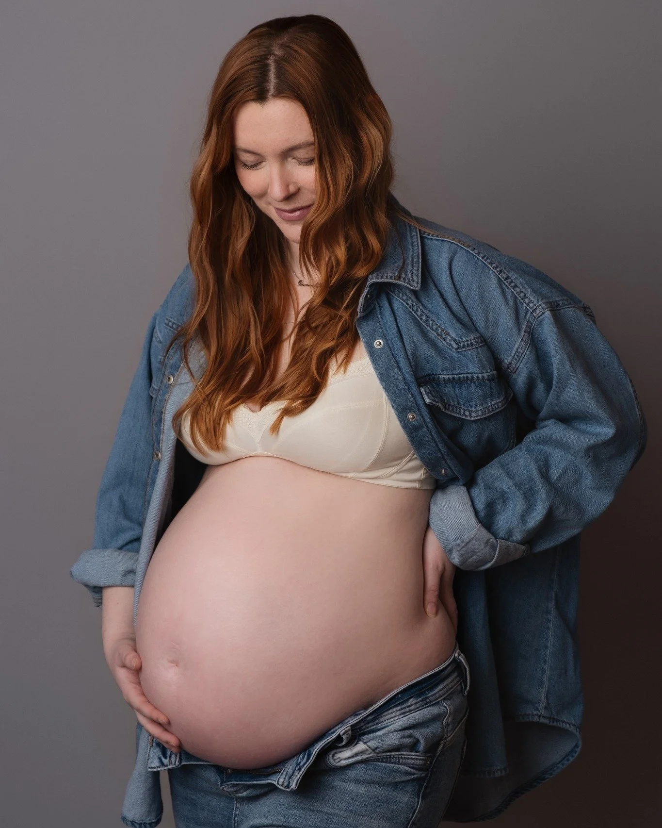 This beautiful Mama has trusted me with a sneak peek from her stunning maternity session today before even seeing her gallery 🥰 I've enjoyed tossing that gorgeous red hair all over the place this morning, hopefully baby is a little red head too! ❤

