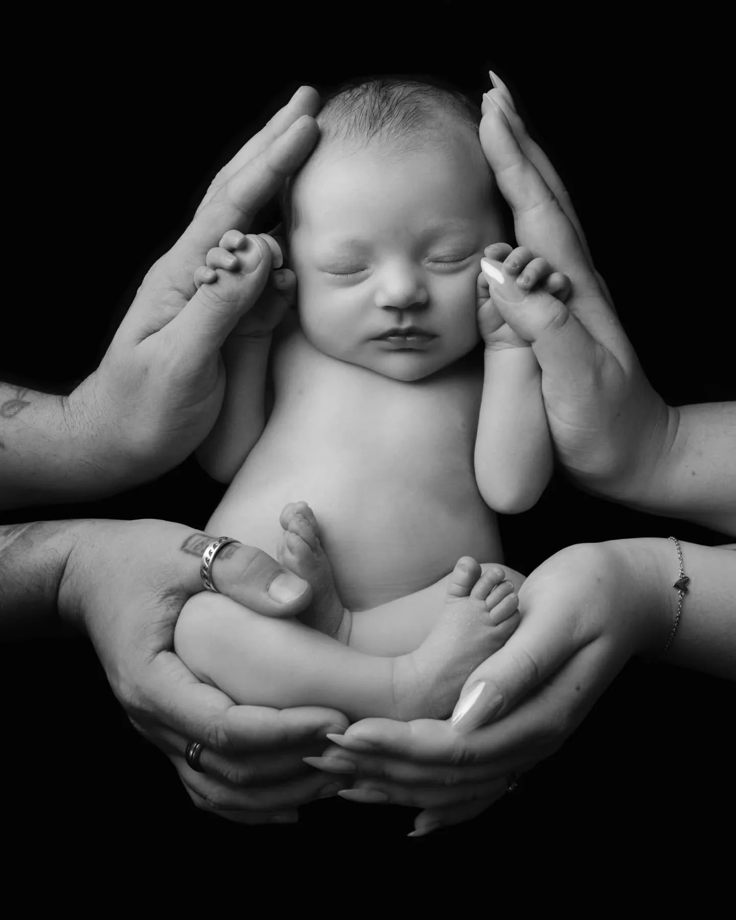 From being able to fit in the palms of your hands to bouncing on your legs in the space of 6 short months 🥹

This is why it is so important to capture every moment, every milestone and I just love being that photographer for so many wonderful famili