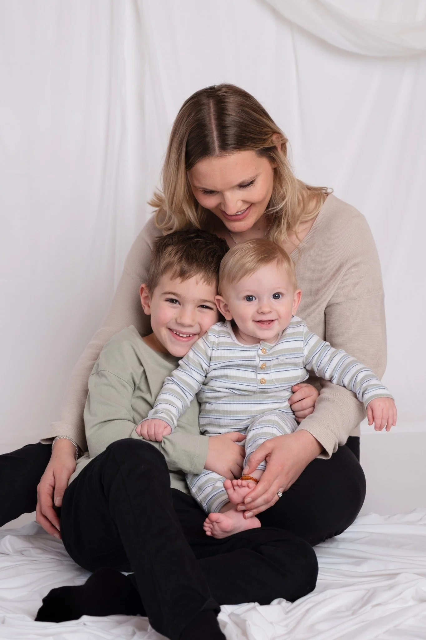 When your hands are full but your heart is even fuller. Loved having these three back in The Cabin for my Mummy &amp; Me sessions. Little Sully's 3rd visit before he is even one...well, 4th if you count being in Mummy's tummy too!

Sending extra spec