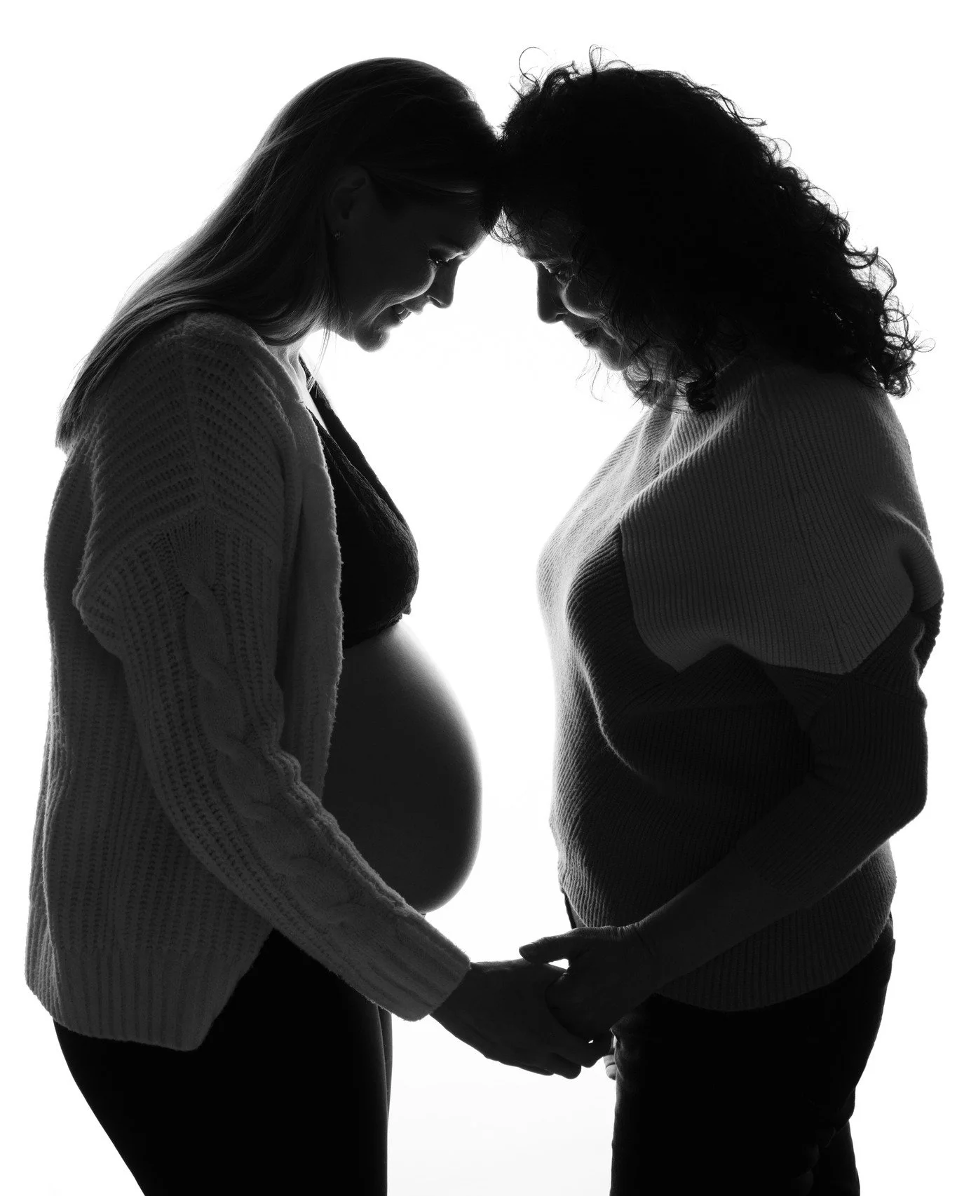 As women, we are born with the eggs we will have in our lifetime, which means this gorgeous bump traces back to a cell that existed two generations before...and how special to have a photo that captures that beautiful journey 🥹

Maternity sessions a