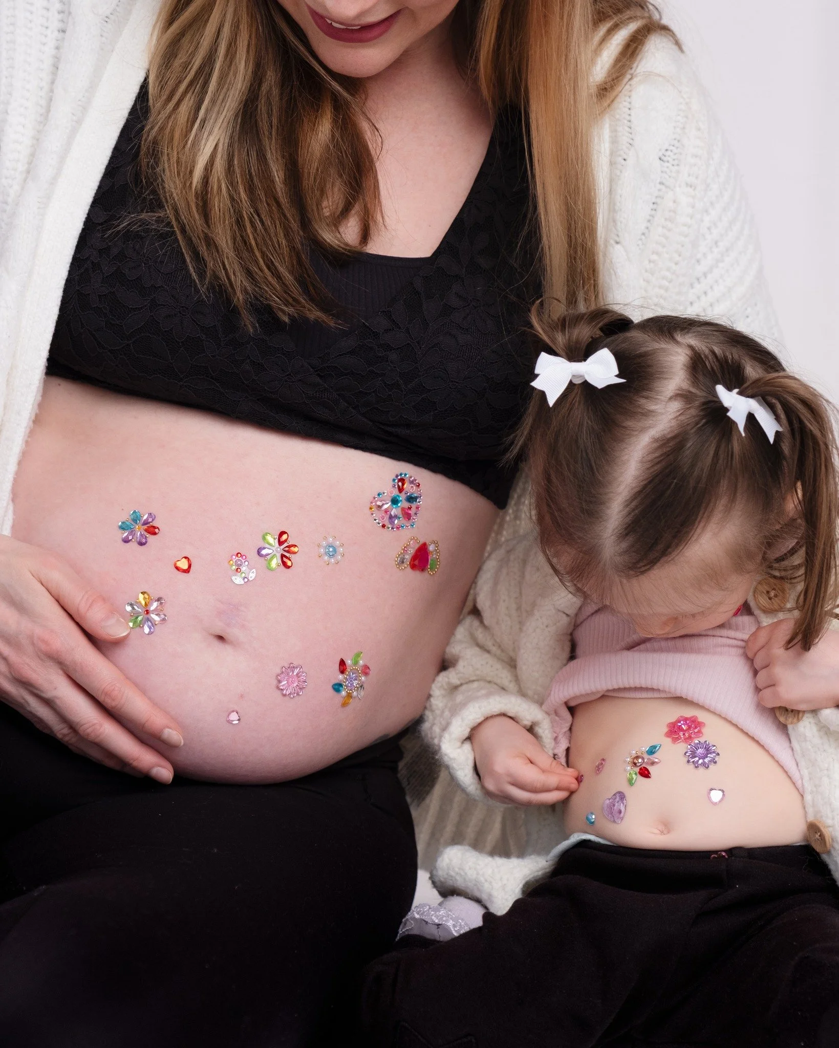 I absolutely loved this maternity session with three generations of beautiful ladies ready to welcome another little person into the family 🥹

It was so much fun to decorate the bump and have that gorgeous experience between Mummy &amp; her little g