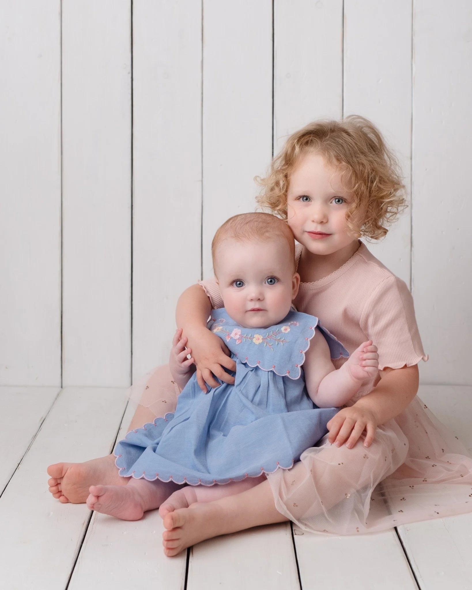 Those beautiful expressions show these sisters' stunning blue eyes off to perfection! 

It was so lovely to see big sister Aria back in The Cabin as the last time I photographed her was when she was little sister Lilah's age and she was the perfect s