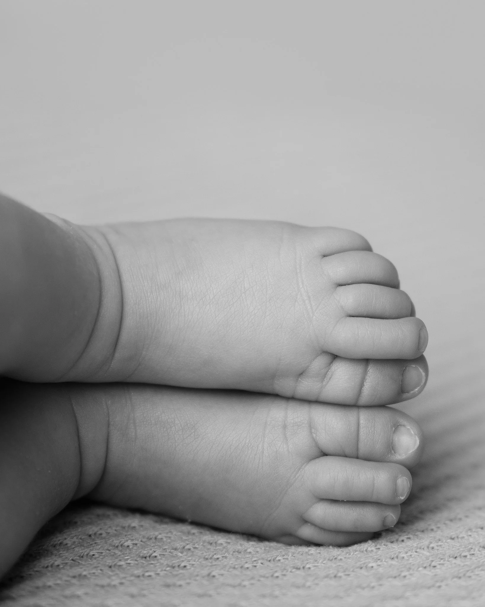 Little baby feet symmetry has to be one of my favourite things in a newborn session 😍

I always look out for it when I am gently stacking their little feet for the side lay pose and this little one had some of the most perfectly aligned creases I've