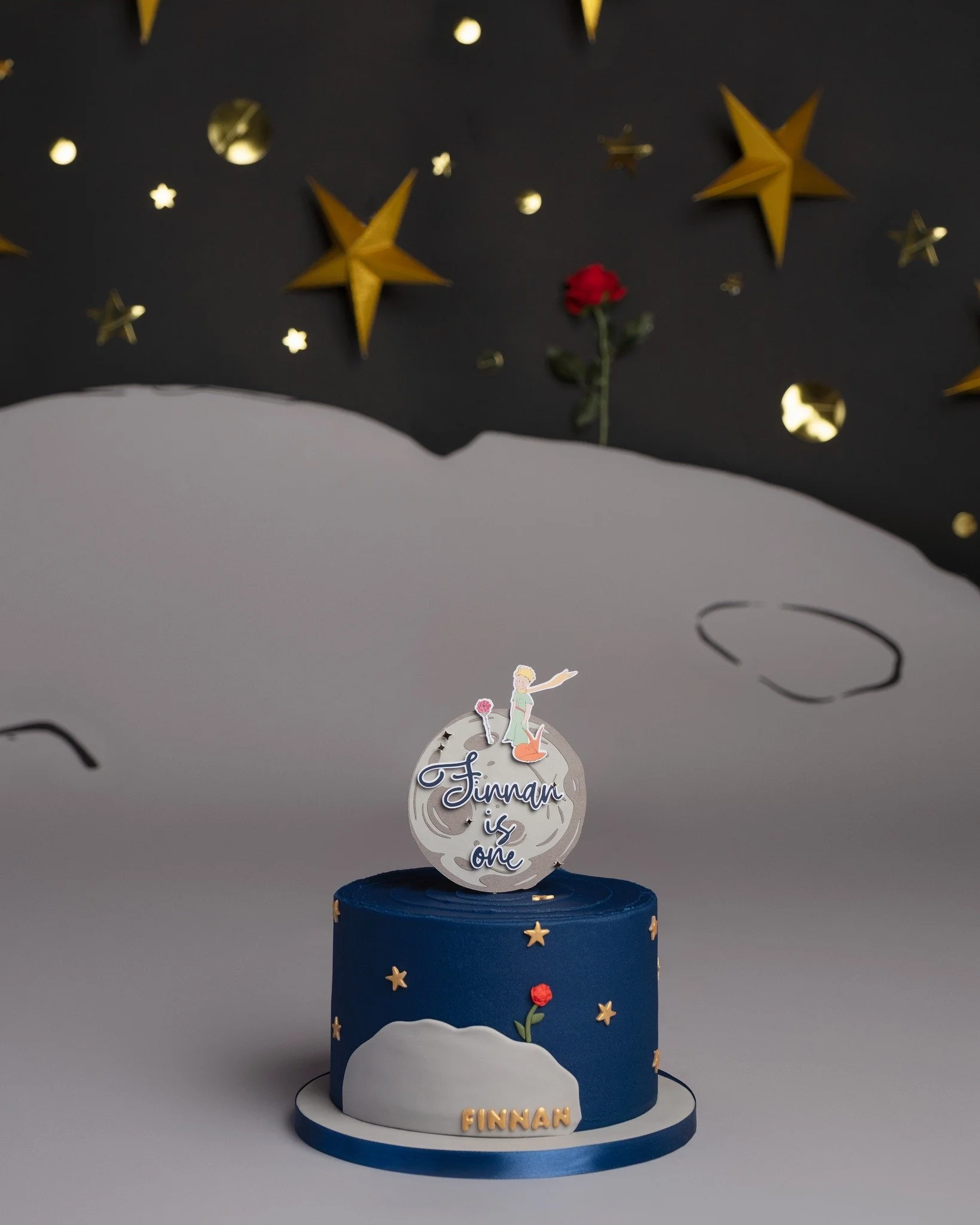 Today's cake smash was a new one...based on the children's book 'The Little Prince' which is a much loved family favourite passed down through the generations to this sweet boy.

I love working with families to create something so special and meaning