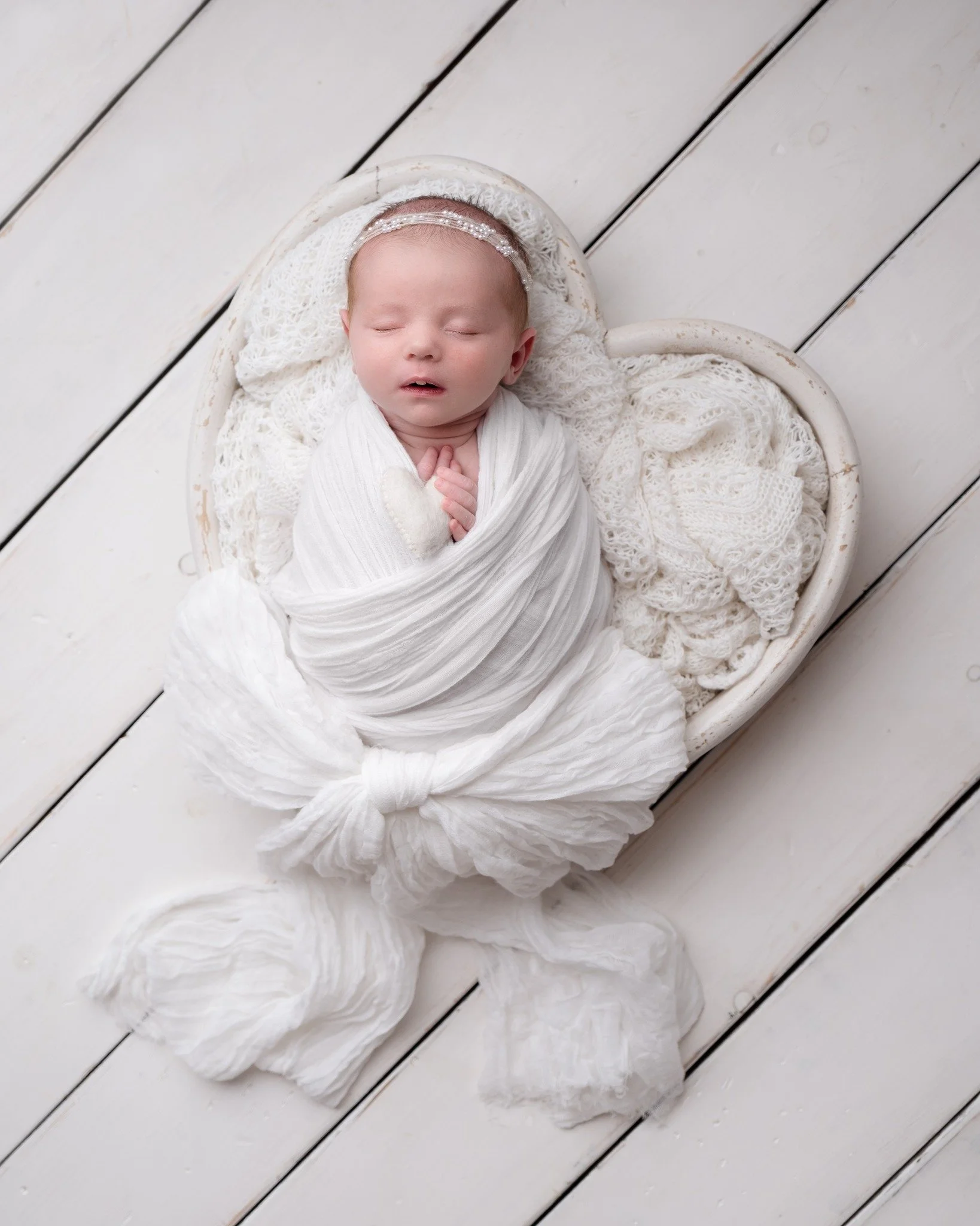 Hearts, bows and pearls - probably my 3 favourite things that I am drawn to in all aspects of my life so to be able to bring all of them together to create a timeless newborn portrait with a beautiful little one = perfection!

Sweet baby Elsie was ju
