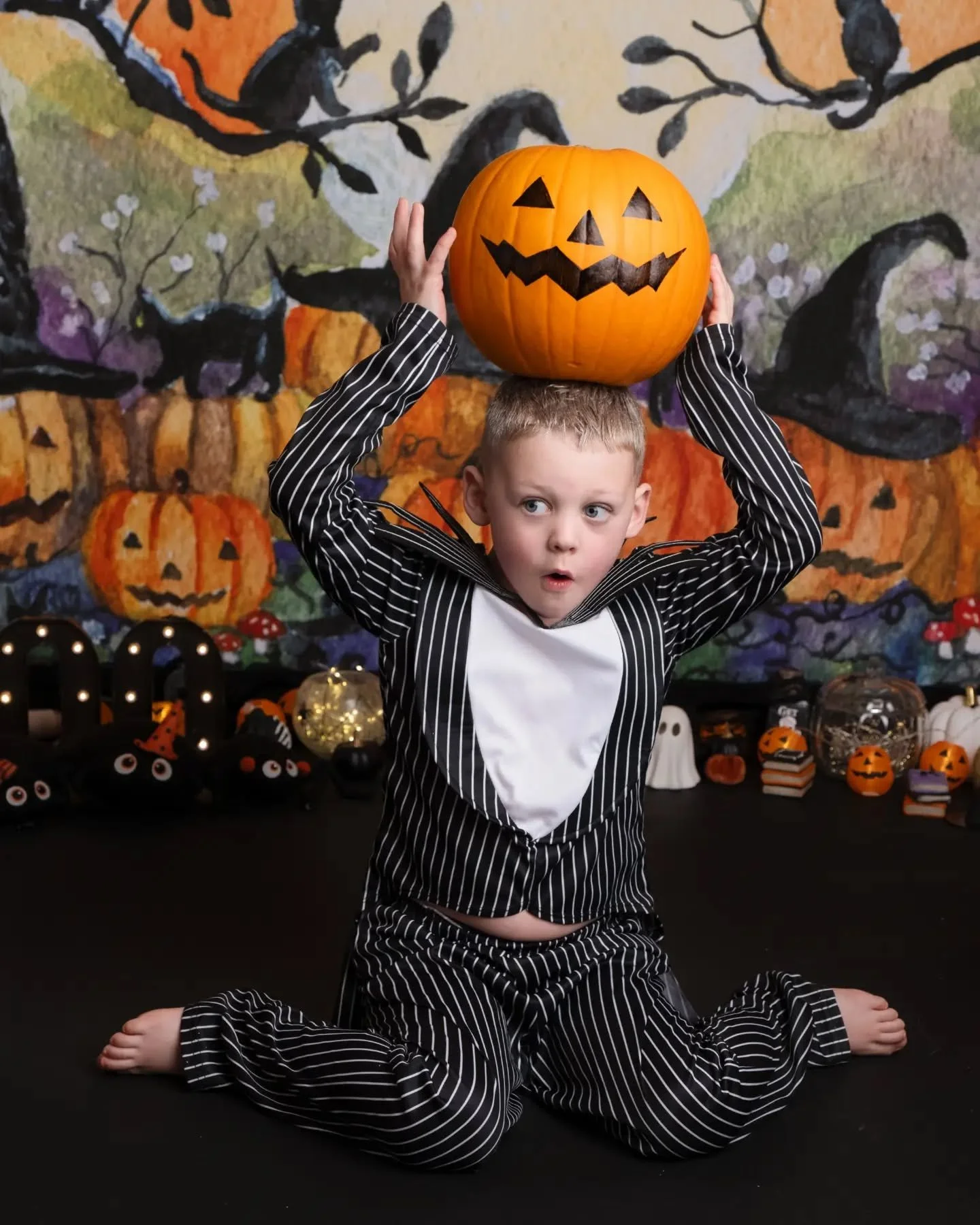 From cauldrons to costumes, pumpkins to...well, more pumpkins - my Halloween mini sessions are the perfect opportunity to make the most of those trick or treating outfits or simply to celebrate their first Halloween 🎃

The cauldron remains the highl
