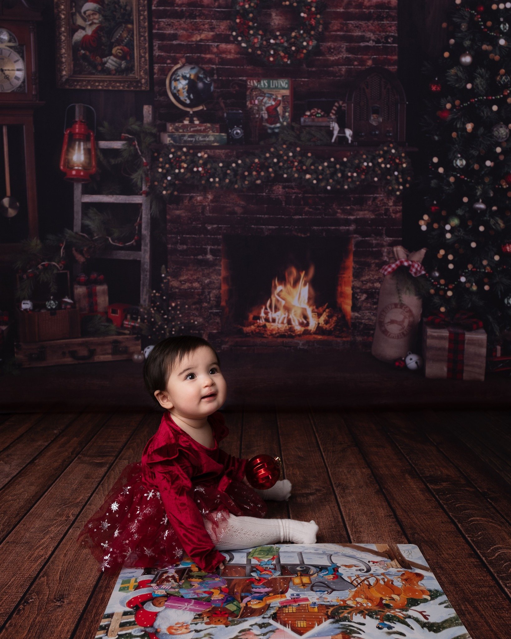 🎁 C H R I S T M A S 🎄 E V E 🎁

The Night Before Christmas set lovingly echoes vintage images of Christmas that make us feel all warm and fuzzy with some added Christmas magic. This session includes the classic fine-art style &lsquo;Santa window im