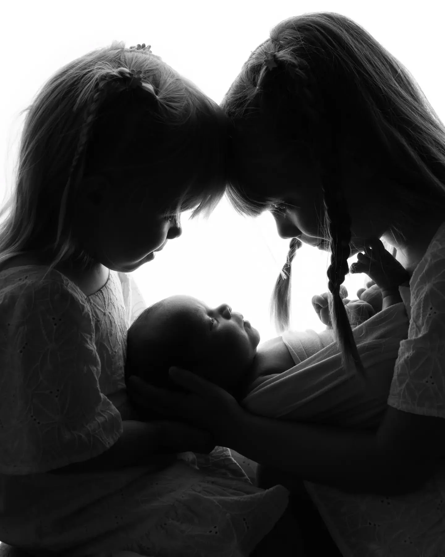 It's about time I shared almost a full gallery from one of my recent newborn sessions and this one was such a gorgeous session with these three girlies! 🎀

It was so important for me to ensure that both big sisters felt equally included in the sessi