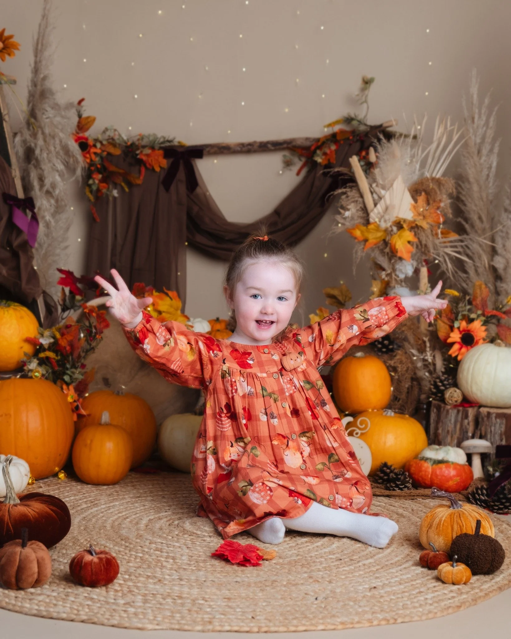 🍂 E X P L O R I N G 🎃 A U T U M N 🍂

Mini sessions designed for little hands to explore the best bits of Autumn...while keeping warm and dry too! 

This photoshoot is perfect for under 1s experiencing Autumn and Halloween for the first time and pr