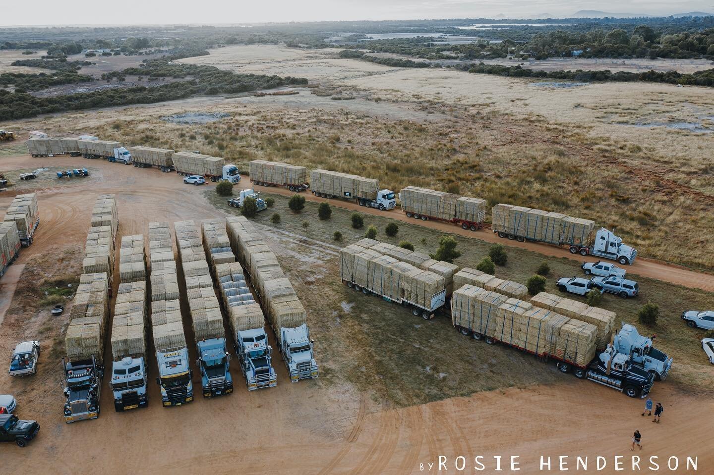 How epic is @byrosiehenderson 

ESPERANCE &gt; LEONORA @farmersacrossborders 

BTS via @laviniawehr.social 

#australianagriculture #drought #WAFarmers #PRinAgriculture #PRWesternAustralia #FarmersAcrossBorders #hayrun #drought #trucks #pr #australia