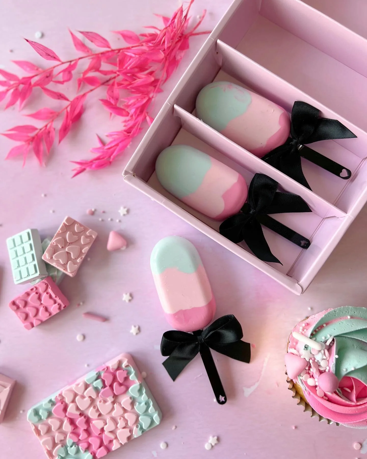 👯&zwj;♀️ MATCHY COMBO 👯&zwj;♀️

Cakesicle box of dreams by the one and only @olbaa_cake_box 💪🏻 Discount code in bio ☝🏻

Sticks @sugarsocietyuk 
Bows @ashprintlondon 
Backdrop @cblbackdrops 
Sprinkles @purplecupcakesuk