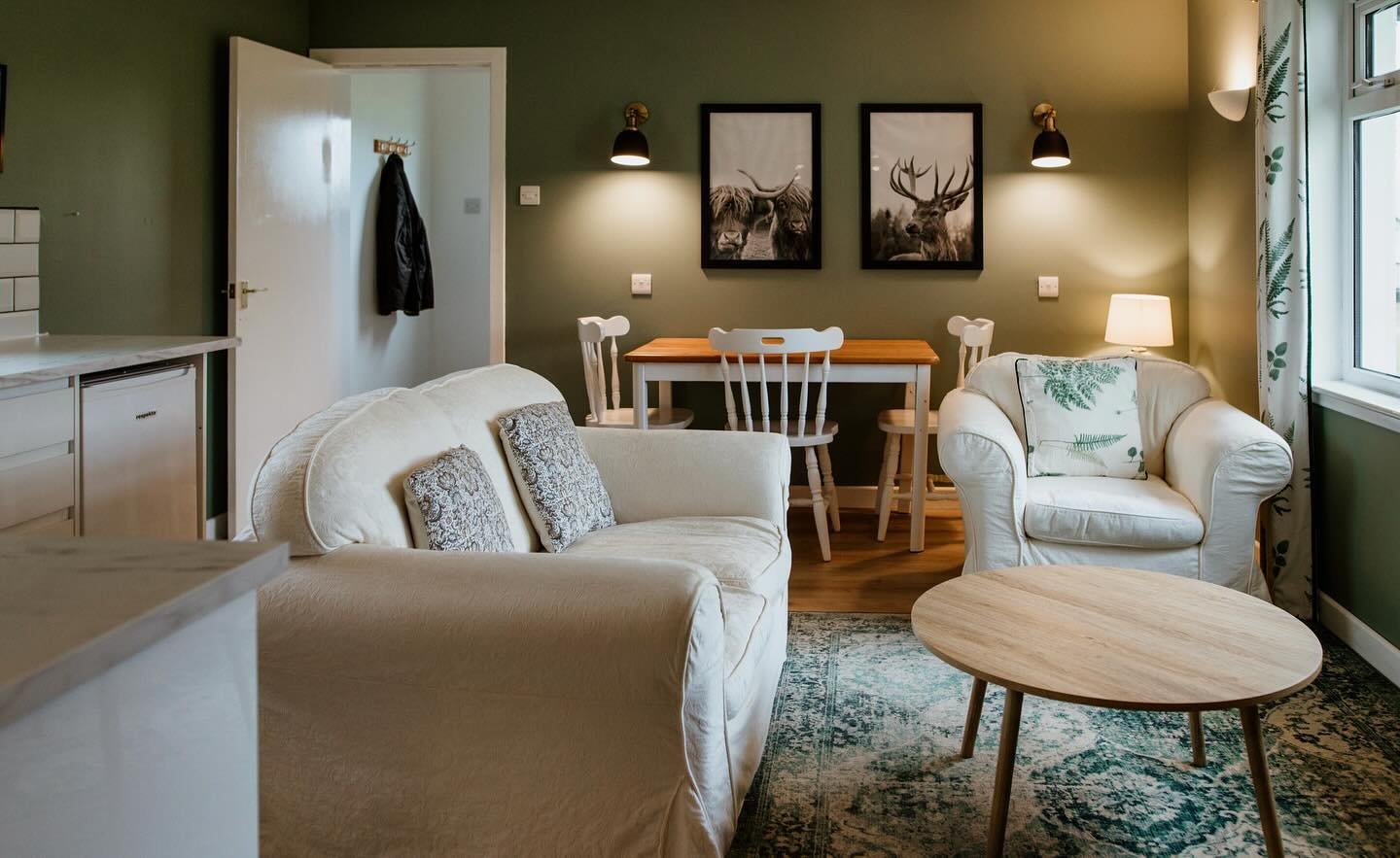 The Apartment, small but mighty ✨

The perfect place for 3 people, this space has all the comforts you could need, with one open plan living area and two rooms.