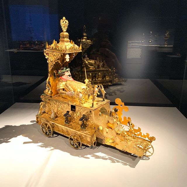 Absolutely stunning wind-up toy on display with the original box!!!!! At The Met in New York.  Winter 2019-2020 special exhibit &ldquo;Making Marvels&rdquo;.