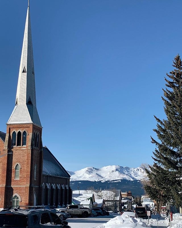 Bluebird Weekend! Although you can&rsquo;t predict Colorado weather, this weekend looks clear and blue - perfect for your weekend ski trip. For future availability and to book your stay, follow the link in bio.
#staytheabbey