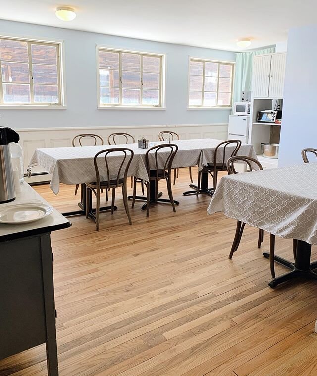 Our Dining Room is always open and serves a complimentary continental breakfast and strong coffee (with take away cups!) every morning from 7-9am. Perfect way to start your day!
&bull;
&bull;
&bull;
#staytheabbey #tourtheabbey #theabbey #bedandbreakf
