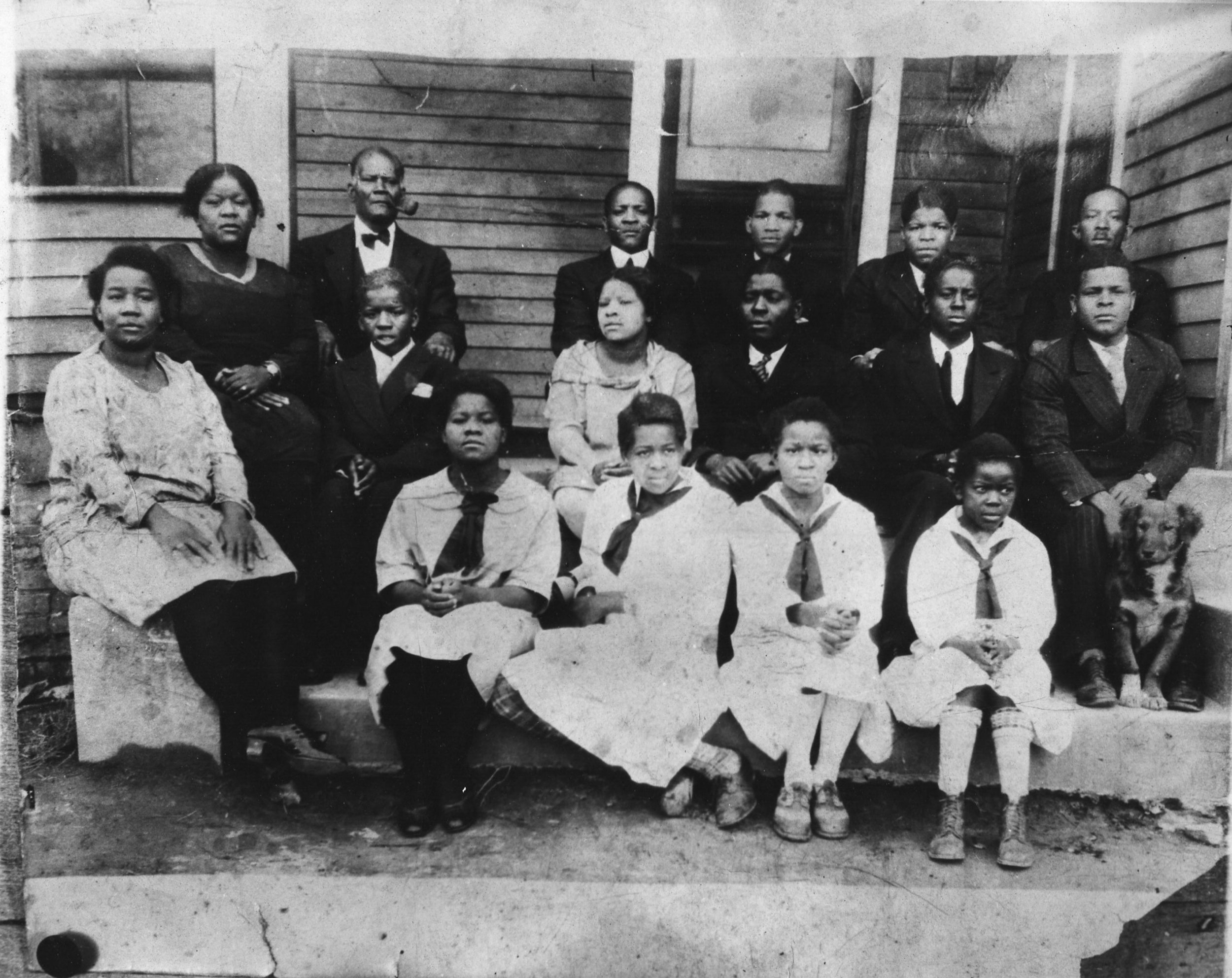 Hargraves Family with young Velma Perry.jpg