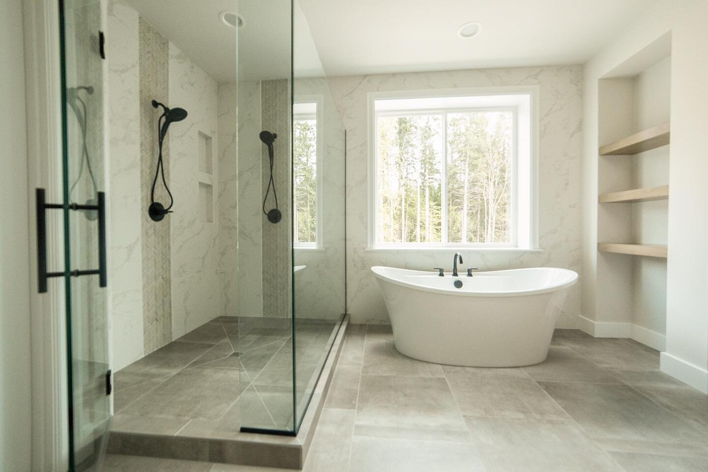 Even with the lights off, this primary bath is flooded with light 🤩 By extending the floor tile into the shower, it allows this room to appear even bigger than it already is. Beautiful!
Floor: @arizonatile Reside Ash Matte
Walls: @arizonatile Themar