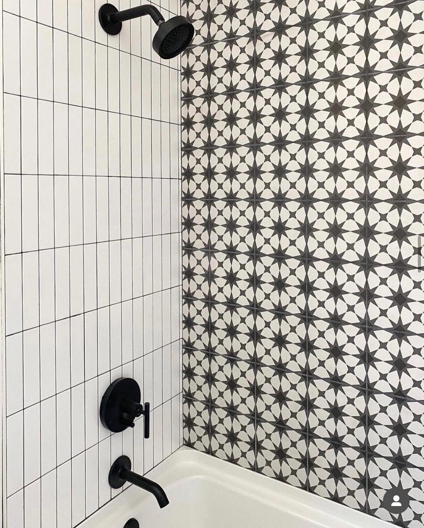 This patterned accent wall gives the kids bath such a fun twist! Anything to make bath time more fun, right?
Accent wall: @americanolean D_Segni Blend M0UN 8x8
Side walls: @daltile Color Wheel Classics Arctic White Matte 2x8
.
.
.
.
.
#interiordesign