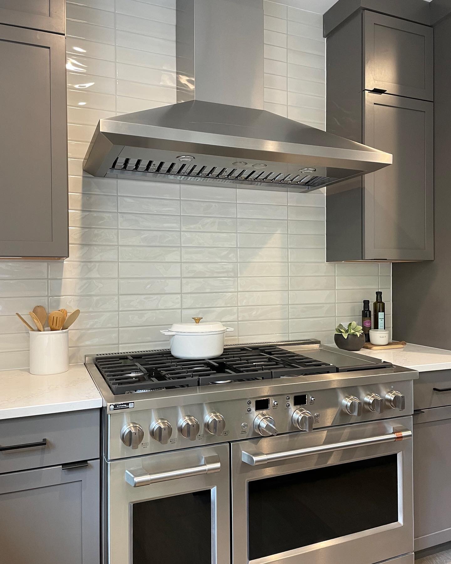 Should you take your backsplash tile up to the ceiling? Our answer will almost always be, YES! Loving how this straight stack install turned out, giving this contemporary kitchen a clean yet classic look. 
Thinking about remodeling your kitchen? Let 