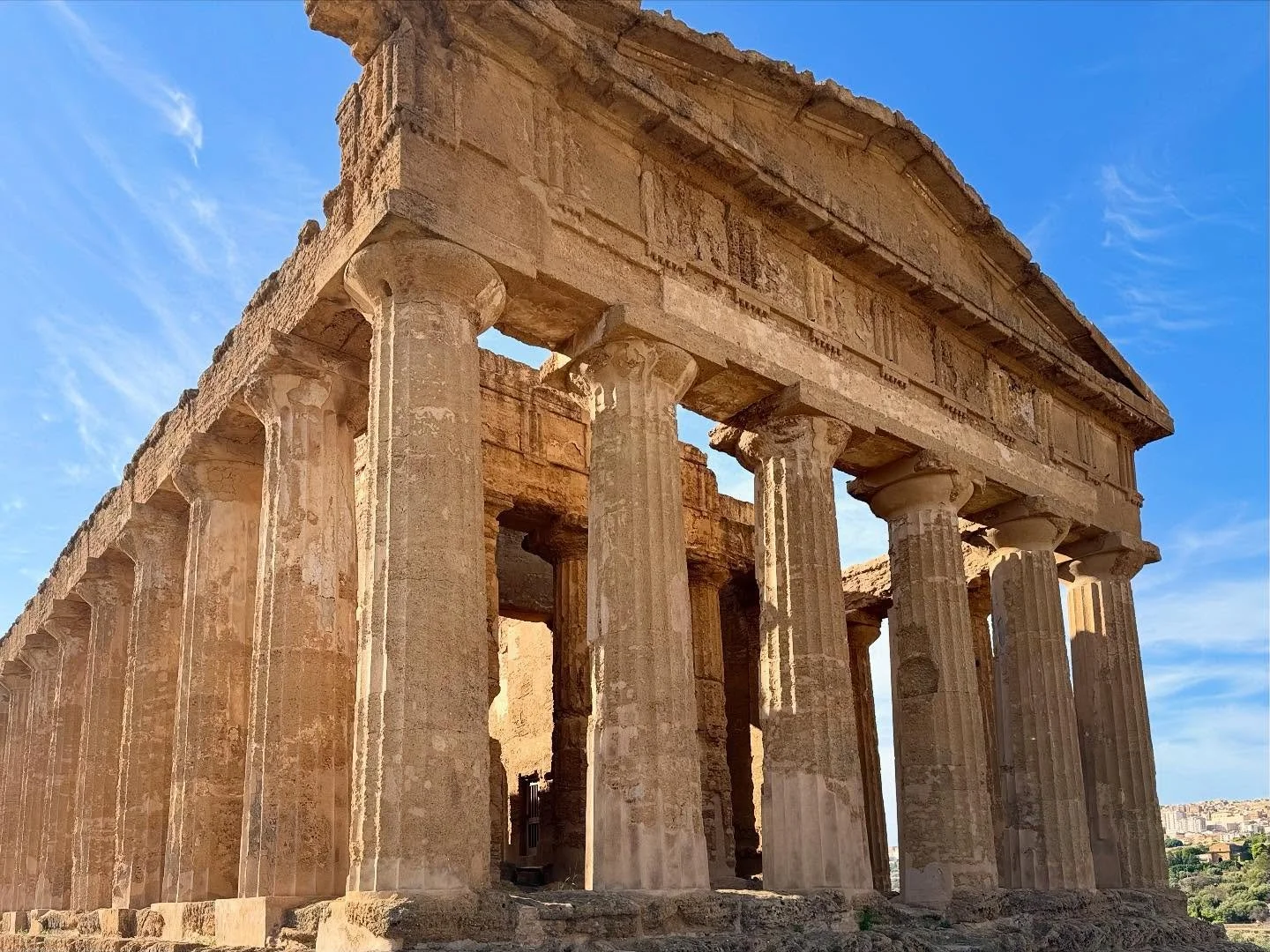 6th and 5th century BC Greek temples overlooking the southern coast of Sicily. They include temples of Concordia, Hercules, Hera, Heracles and Castor & Pollux. 
.
.
.
#sicily #sicily🇮🇹 #sicilia #italy #italia @prcnola @projectporamor #greektemp