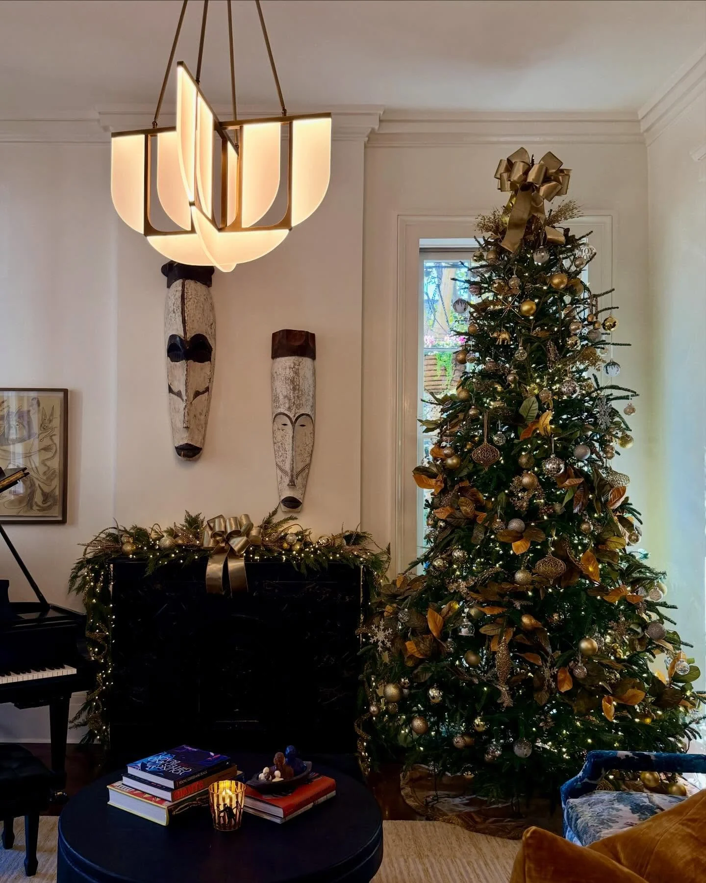 The Preservation Resource Center of New Orleans pulled out all the stops for their 50th annual Holiday Home Tour. 

This lovely Greek revival townhouse was spectacular - a polished blend of traditional and contemporary decor. 
.
.
.
@prcnola @mcenery