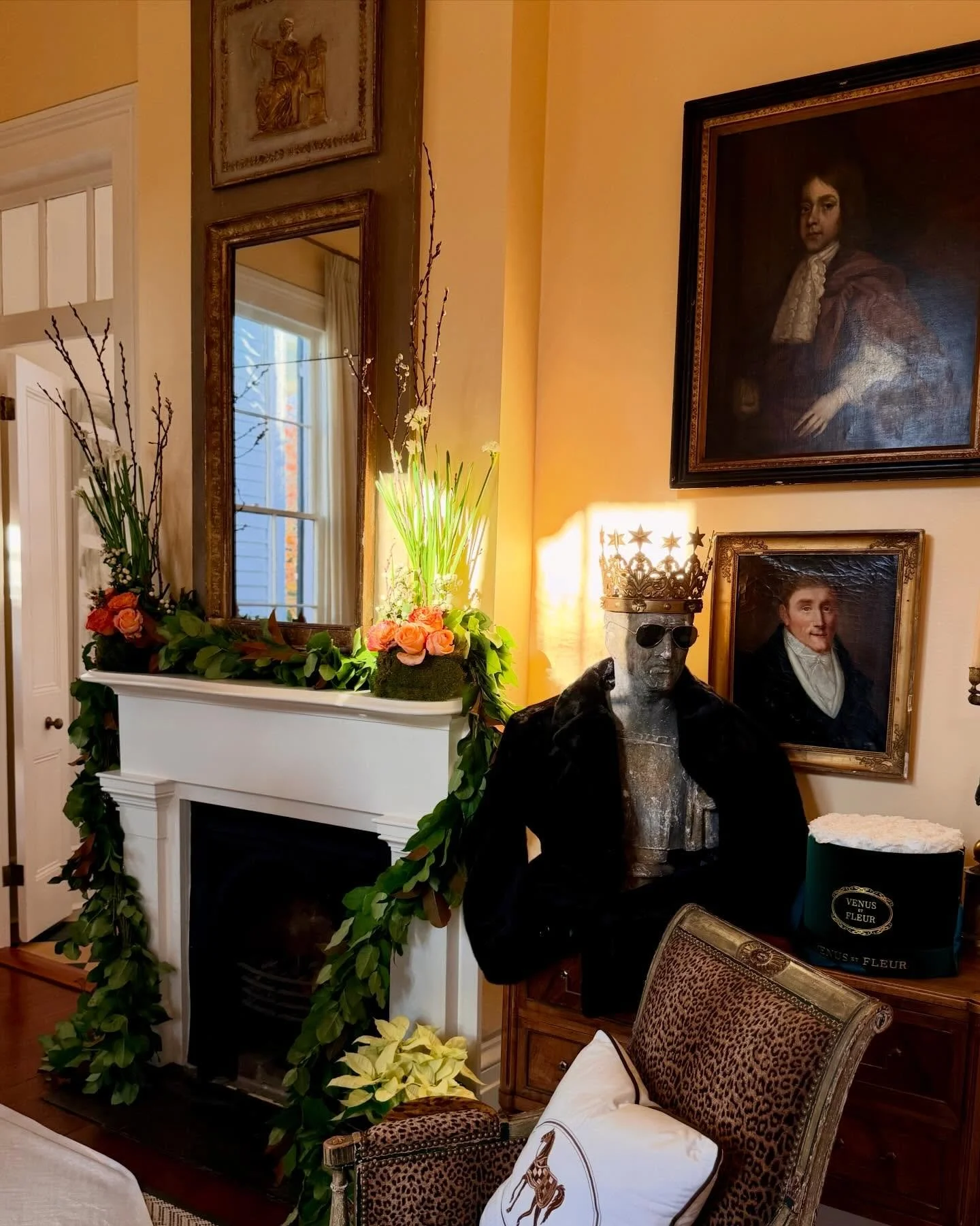 May your days be merry and bright. Just like this beguiling 1867 cottage in the Garden District of New Orleans. 
.
.
.
@prcnola @mceneryresidential @nolapaines #gardendistrict #holidayhome @lynnlons @zingersusan #neworleans #historicarchitecture #int