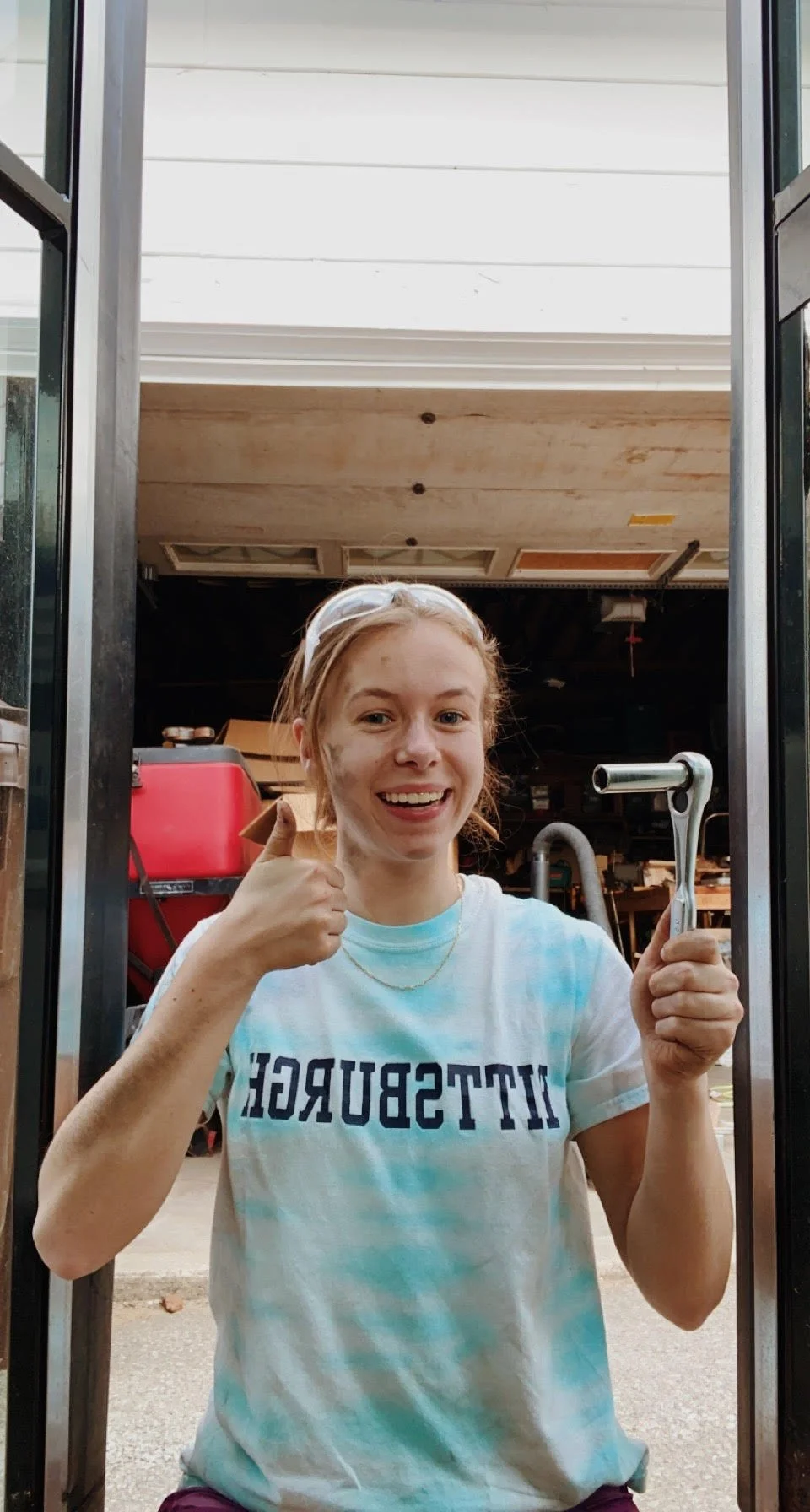 LIVE IN CHAPTERS BY ANNA THOMPSON