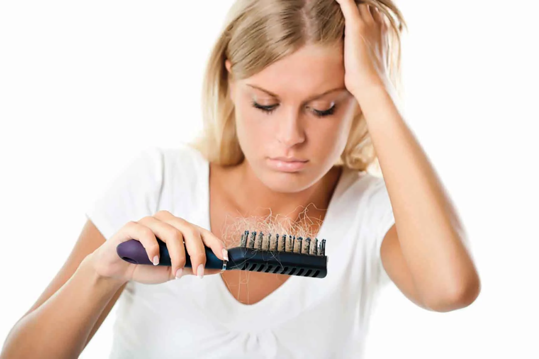 Haarausfall Frau blond mit Bürste_web.jpg