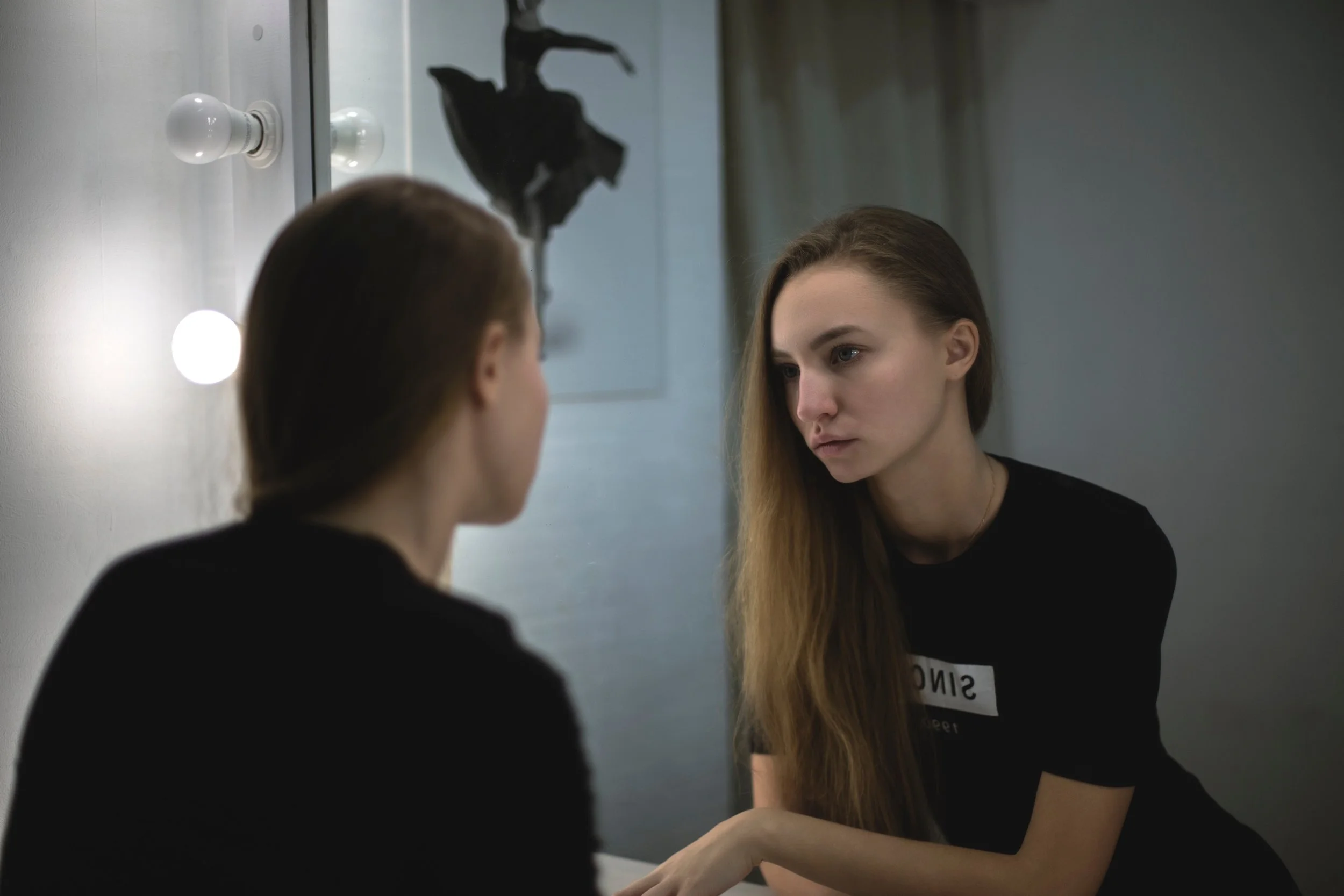beautiful-girl-mirror-211024.jpg