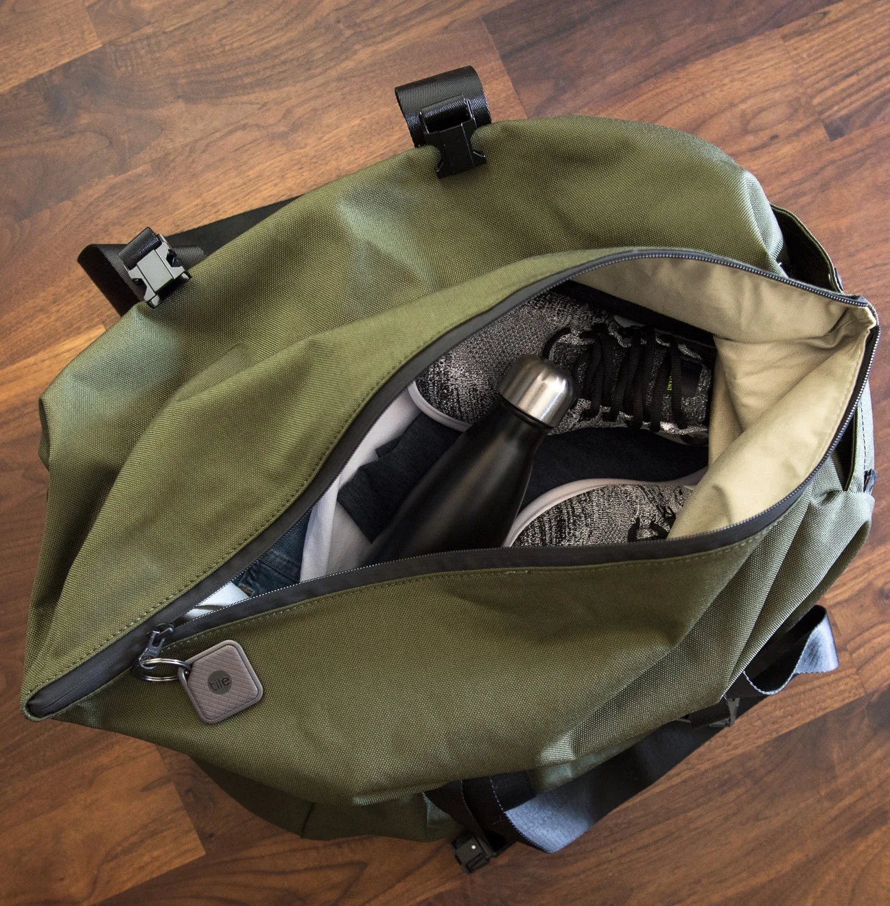 lores_Sport_WorkoutBag_TopDown.jpg