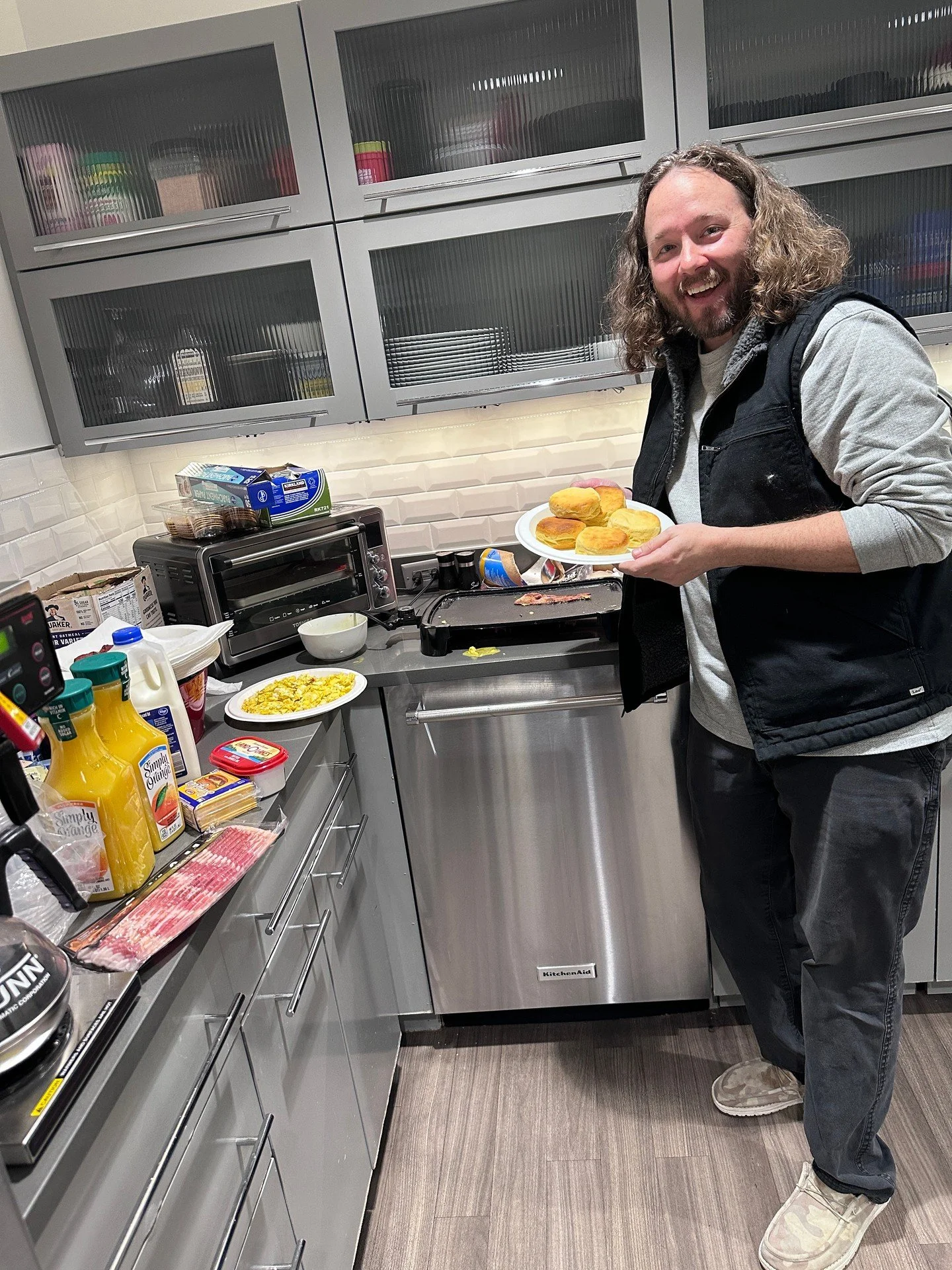 Holiday crew perks! Those of us holding down the fort were spoiled with an amazing breakfast spread prepared in-office by our very own multi-talented project manager. Thanks, Tad! 🍳🥓