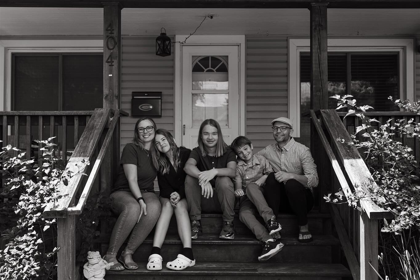 Last summer I got to drive down to see @chrissydeming and her family and take their photos and it was just amazing. I met Chrissy at an @allyouwitness workshop on 2019 and we have stayed connected, she documented in family in law in Florida in 2021 s