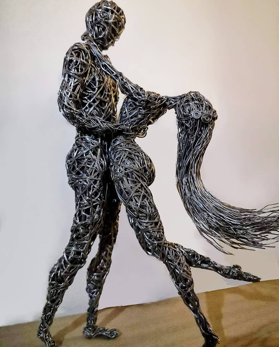 💕
.
.
.
.
#wiresculpture #humanform #humanbody #anatomy #humanbodyart #bodyart #sculpture #figure #humanfigure #love #couples #coupling #couplegoals #valentines #valentinegift #valentinedecor  #events #wedding #weddinggift #lockdownwedding #caketopp