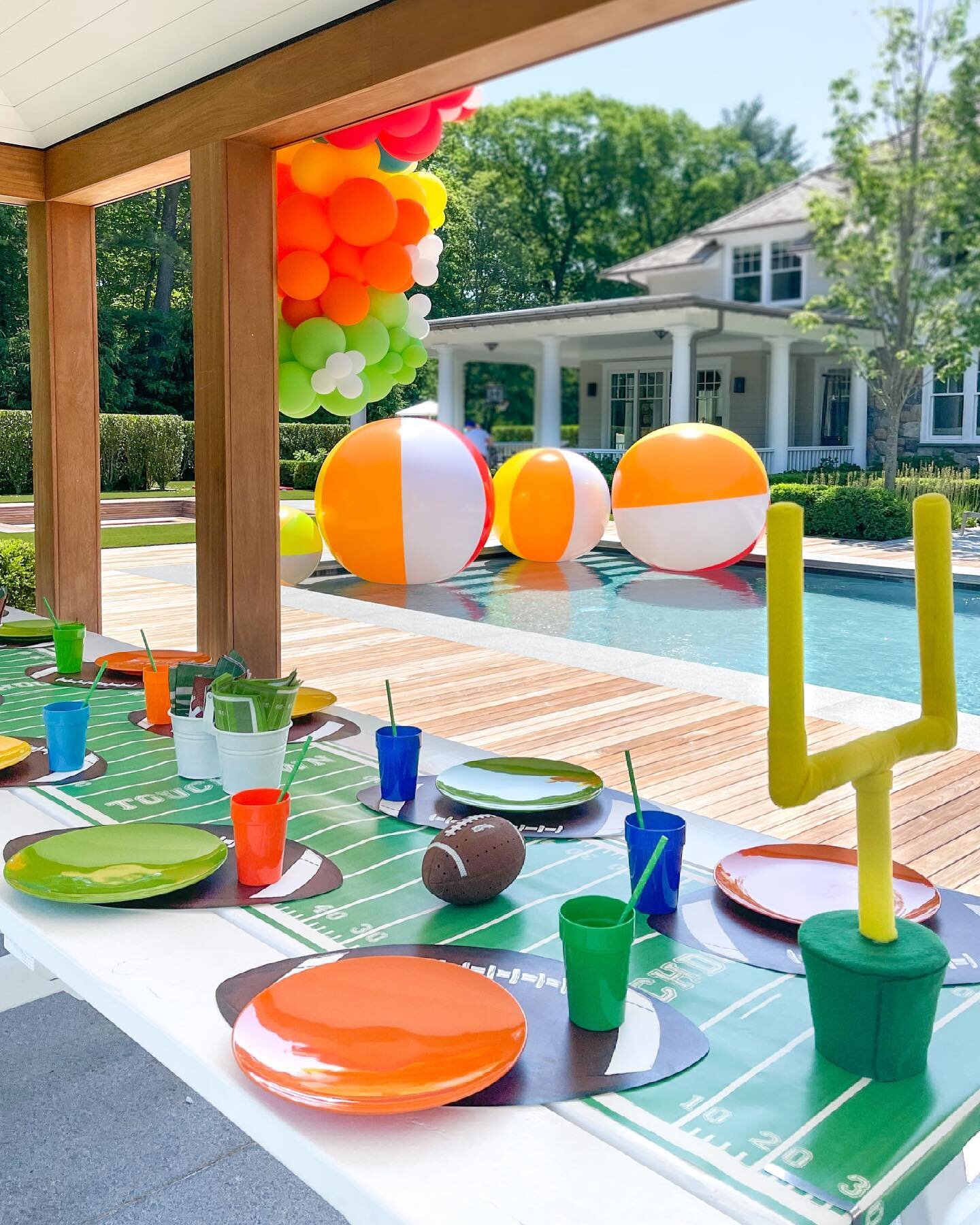The summer is officially here and we kicked it off styling this amazing football-pool themed party! We set up the tablescape using cool football-themed decor and the surroundings with fun giant beach balls to set the tone. 
Let the fun come to you!
W