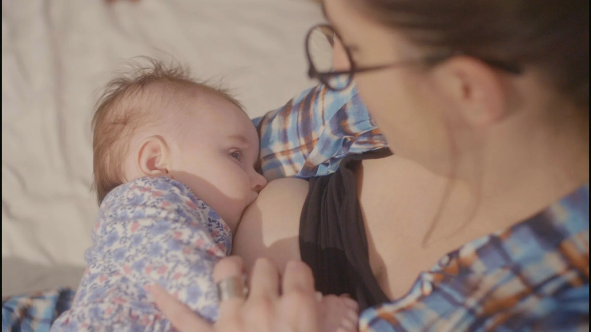  Zjena with her daughter. 