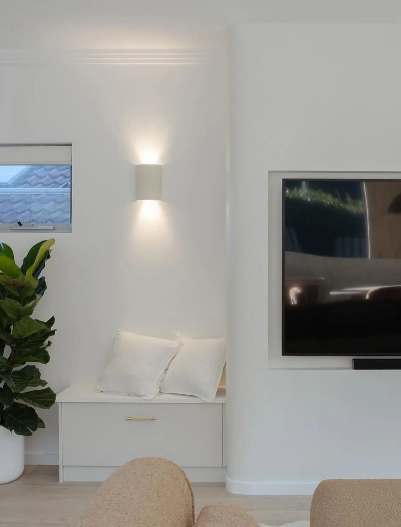 ✨Check out this stunning Venetian plaster TV unit we recently completed for @entertaining.designs! The smooth, polished finish adds a touch of elegance to this beautiful space. 😍🙌

#ExplorePage #PhotoOfTheDay #Architecture
#InteriorDesign#HomeDecor