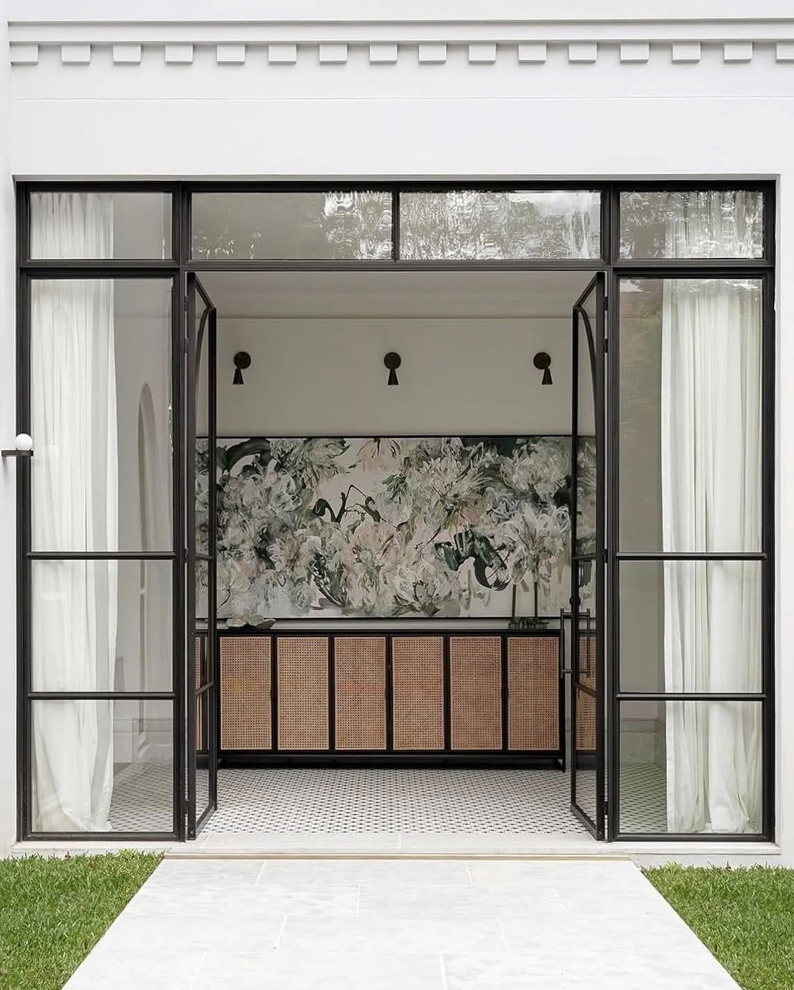 🏡✨Stunning front entrance of our Bellevue Hill project! The details and design truly make it stand out. Here are a couple of shots from around the house&mdash;each corner is filled with beauty and elegance. Swipe to explore! 🌿🏠💖

#ExplorePage #Ph