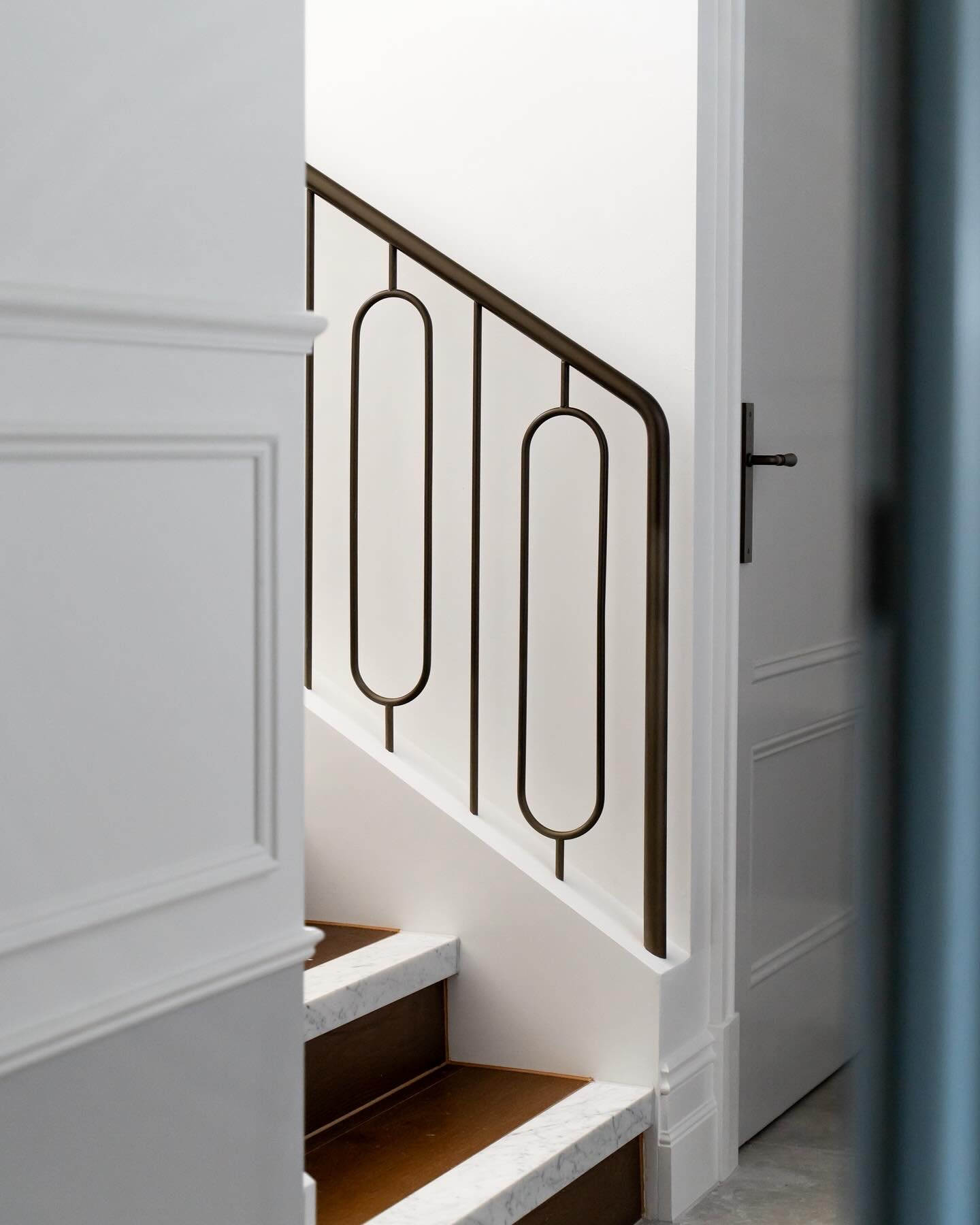 ✨🎨 A closer look at some beautiful details from our recently completed river house project! . We can&rsquo;t get enough of how it all came together! 🤩

#ExplorePage #PhotoOfTheDay #Architecture
#InteriorDesign#HomeDecor#DesignInspiration
#Architect