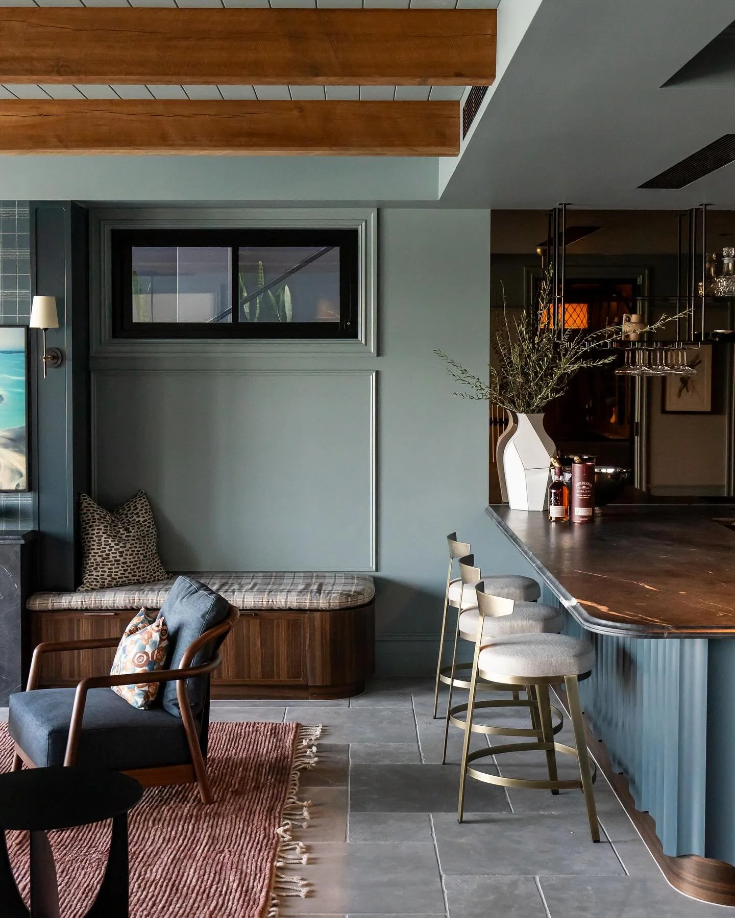 ✨ One of my favorite spaces from the riverhouse was definitely the downstairs bar/pool room! 🎱🍹 The way all the colors and finishes come together is just perfect. It&rsquo;s definitely a vibe! 💃🏽🕺

#ExplorePage #PhotoOfTheDay #Architecture
#Inte