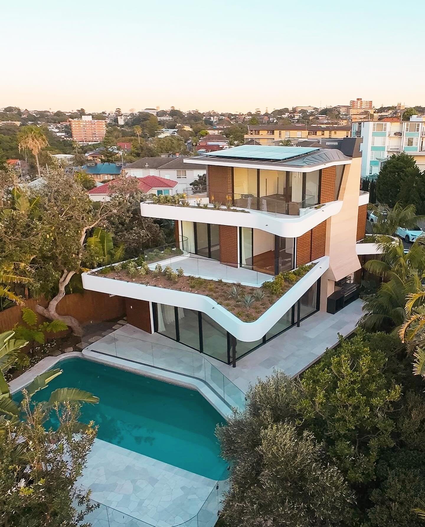 🚁🎨Take a look at this incredible aerial shot of our recently completed Bronte project! Always a pleasure to be involved in such a beautiful builds. 😍✨