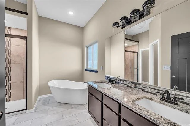 2588 Master Bath.jpeg