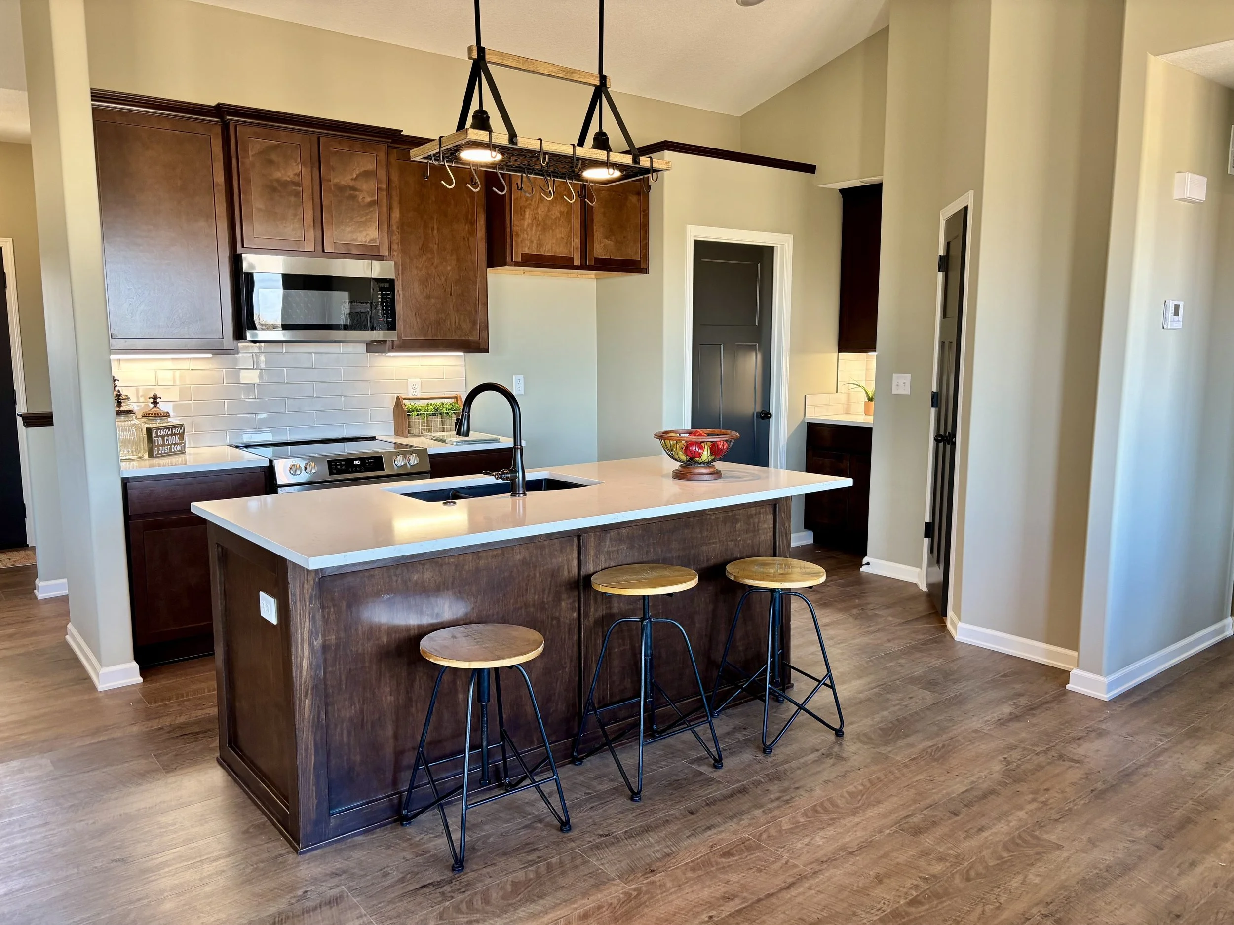 2594 Kitchen.jpg