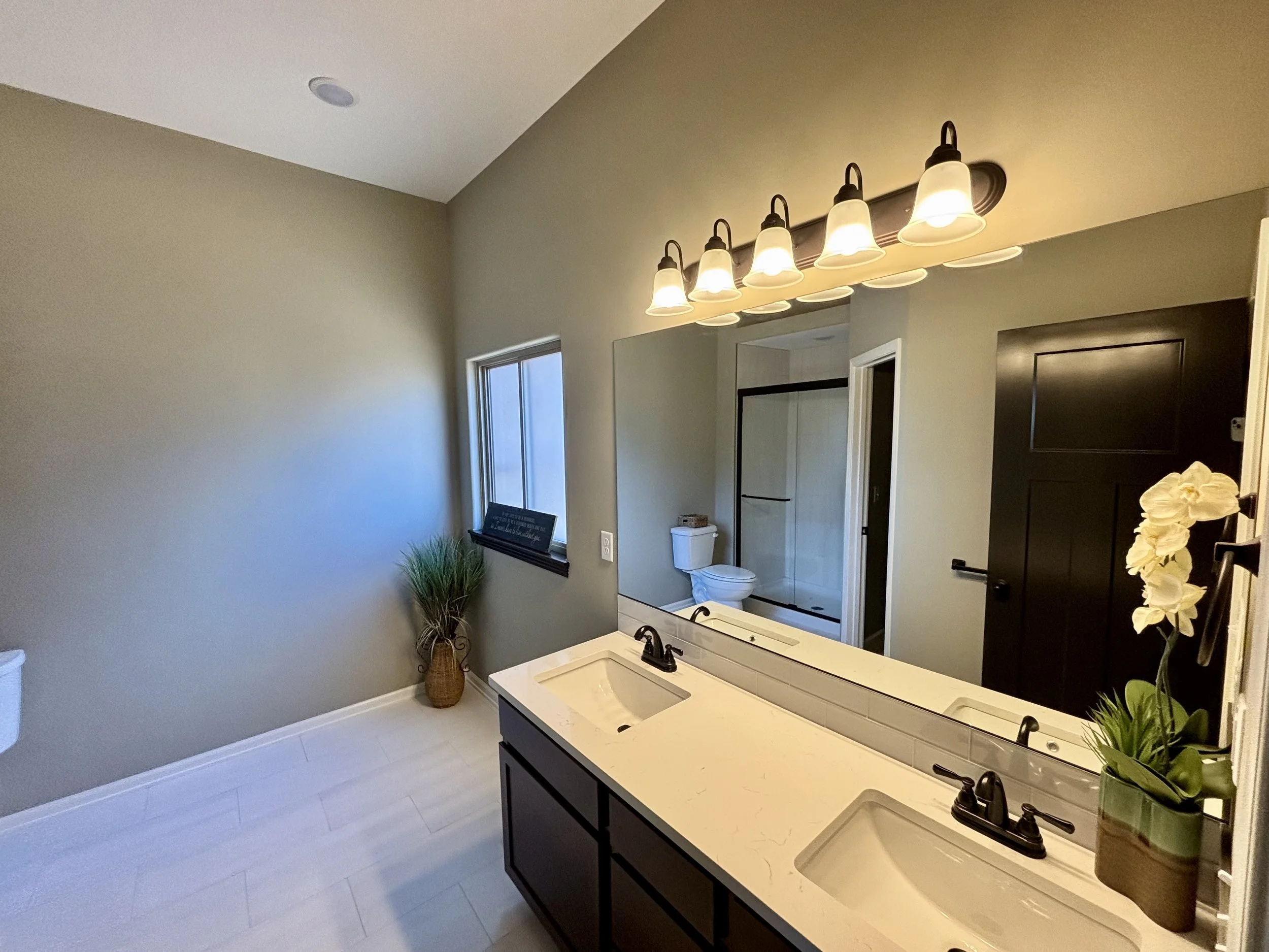 2594 Master Bath.jpg