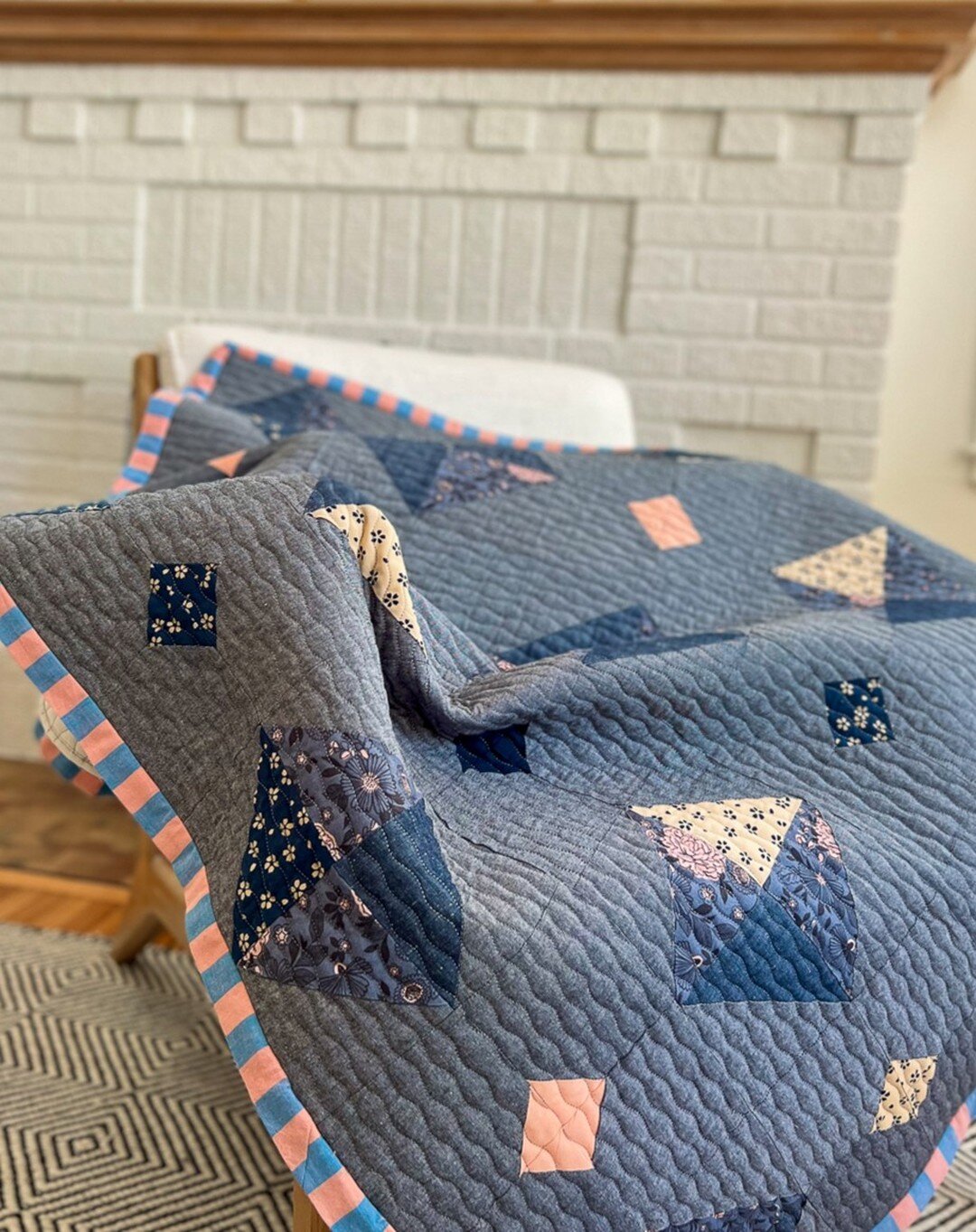 Baby quilts will always be the very best reason to make a quilt. 🩷
Maker: @knittingandicecream
Pattern: I don&rsquo;t know
Panto: Frill by @627handworks

#modernbaby #Beb&eacute; #modernbabyquilt #quilting #modernquilt #tekstilcrave